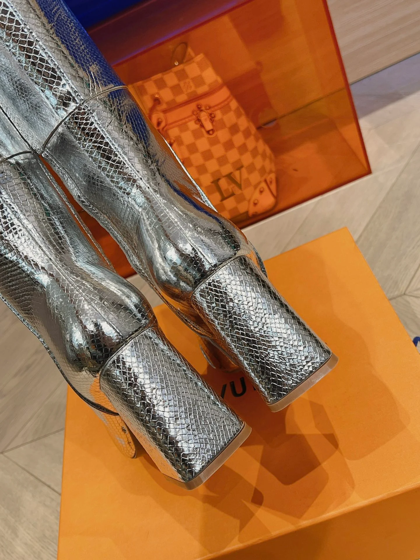 Новинки из бутика LV осень/зима 2023 — Ботинки с подиума — Массивные ботинки на высоком каблуке — Серебристые