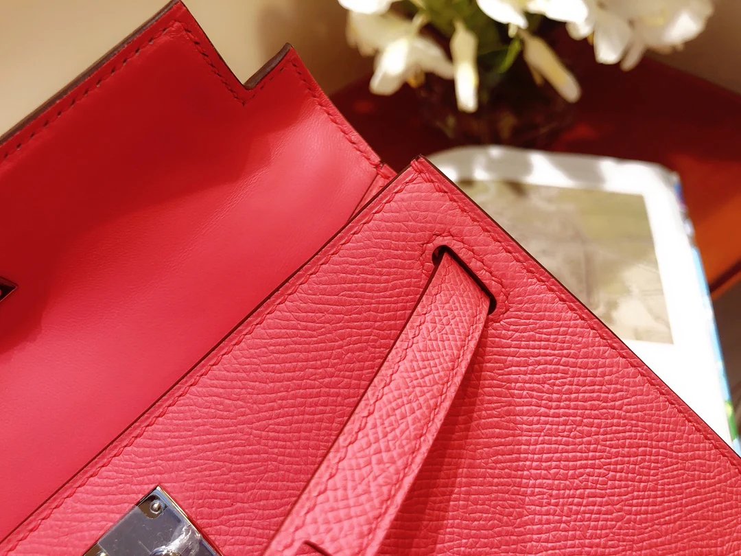 Мини-сумка Hermes Kelly 2-го поколения, 22 см, розовая, с серебряной пряжкой.