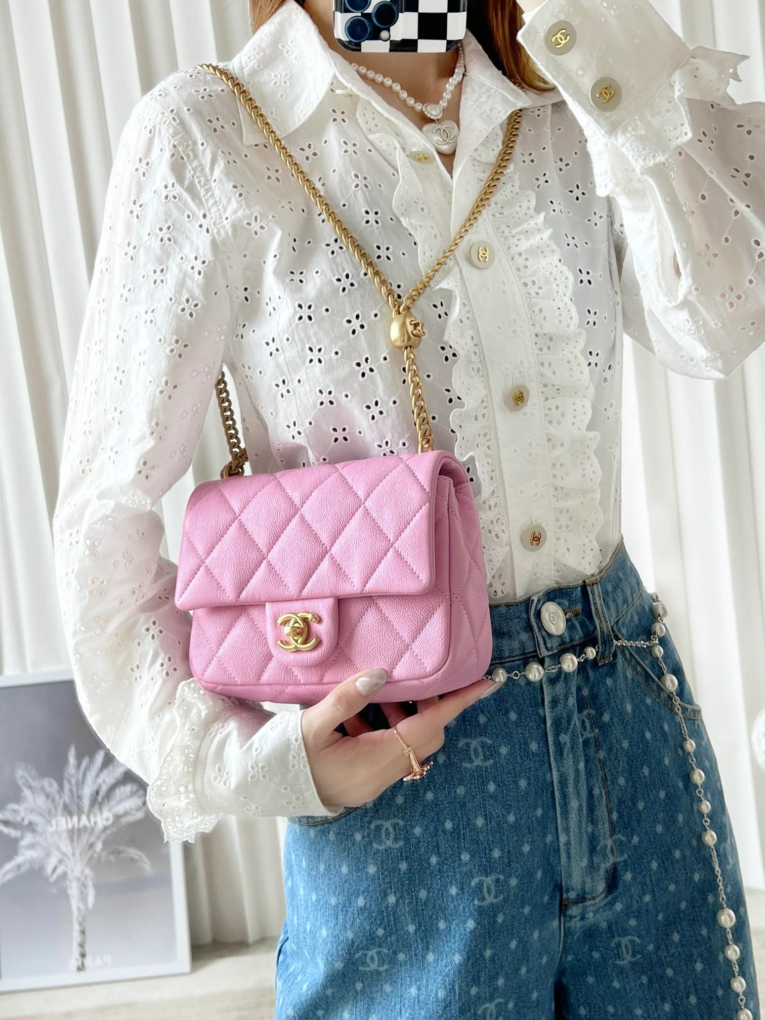 Новинка сезона весна/лето 2023 от Chanel - Сумка-трансформер в форме сердца - Средний размер - Светло-розовый - На фото: сумка в форме сердца