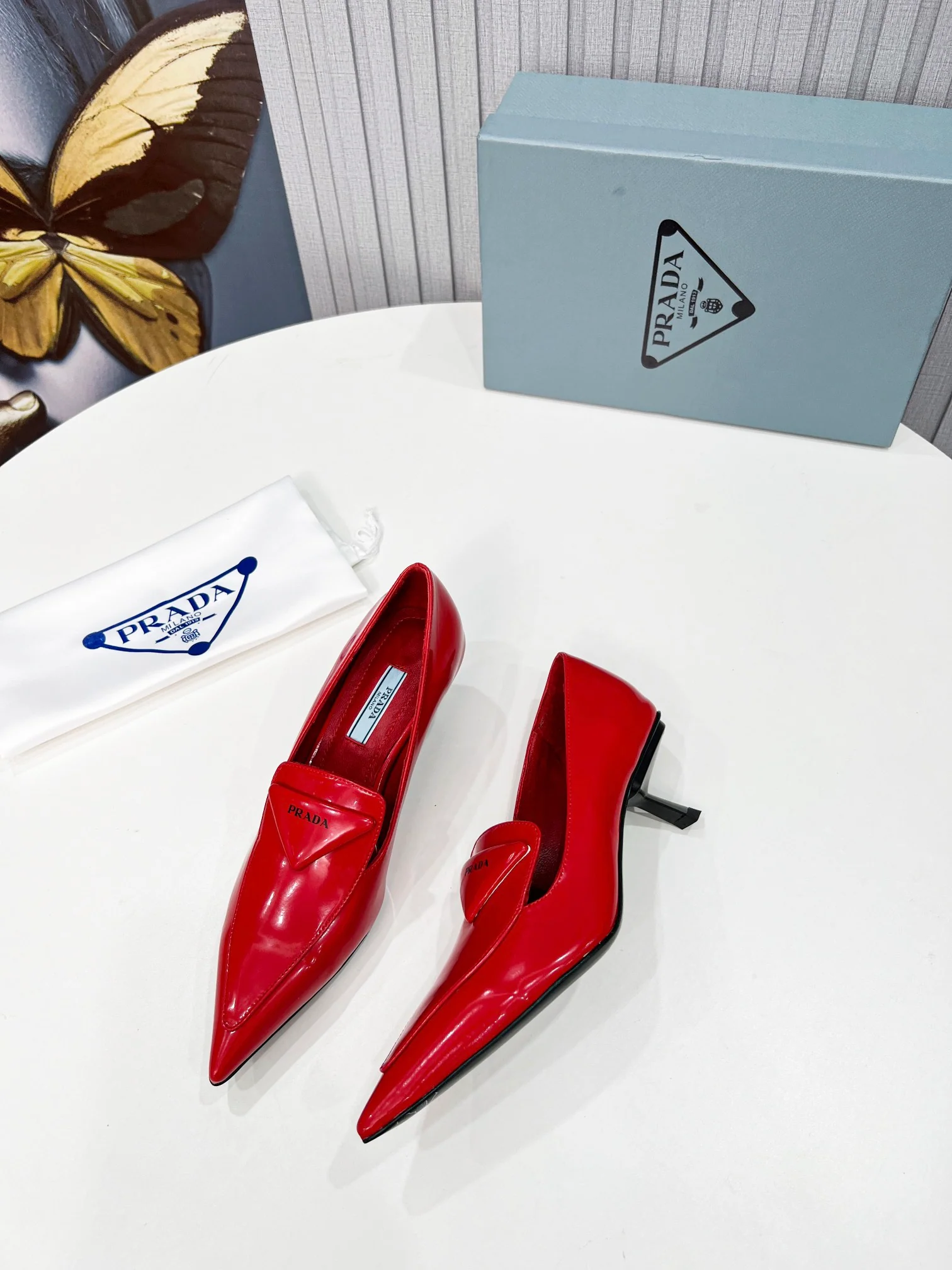 Новинка сезона весна/лето 2022 от Prada — туфли на невысоком каблуке с острым носком.