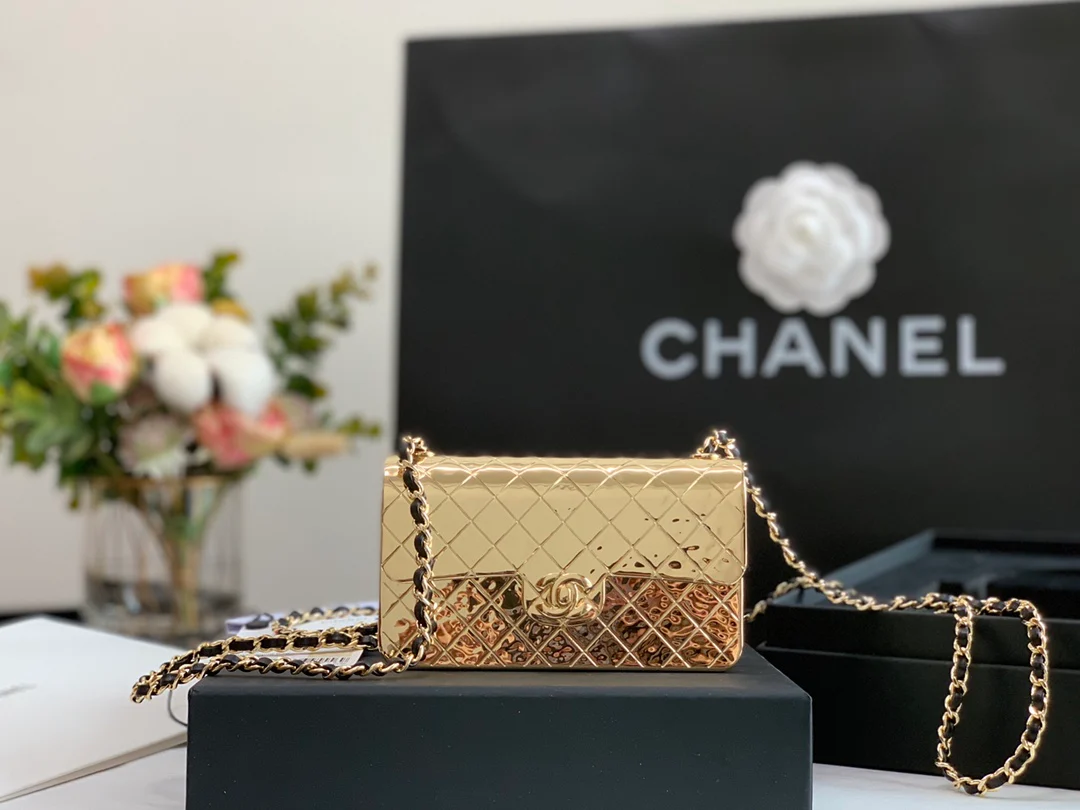 Лимитированная коллекция Chanel весна/лето 2022 - Сумка с клапаном - Металлическая сумка - 1