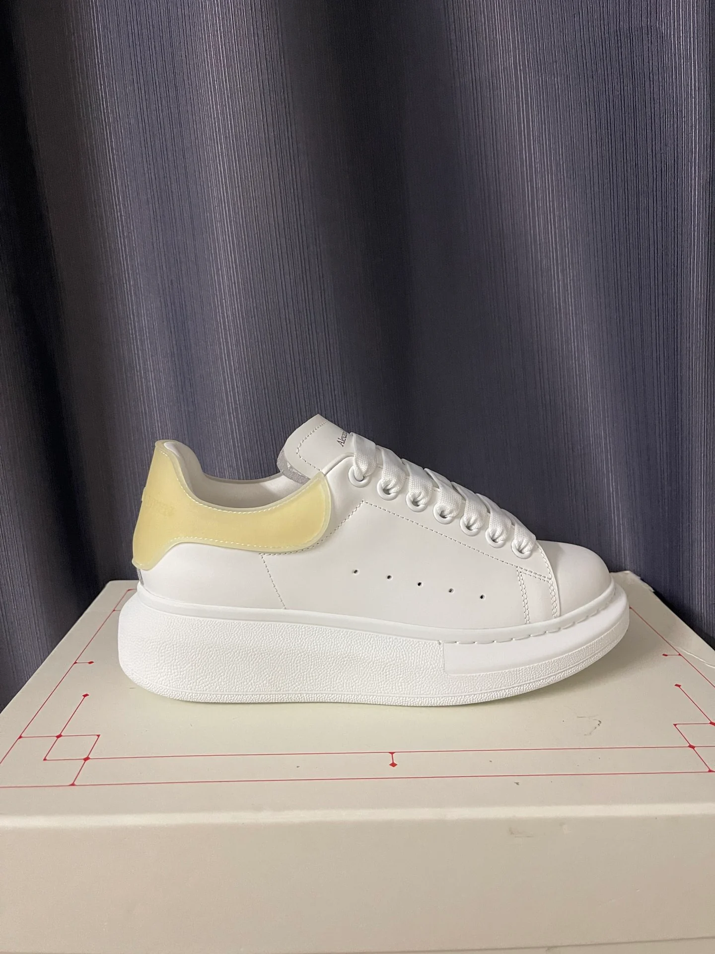 Классические белые кроссовки McQueen - унисекс - прозрачный абрикосовый каблук с эпоксидной смолой