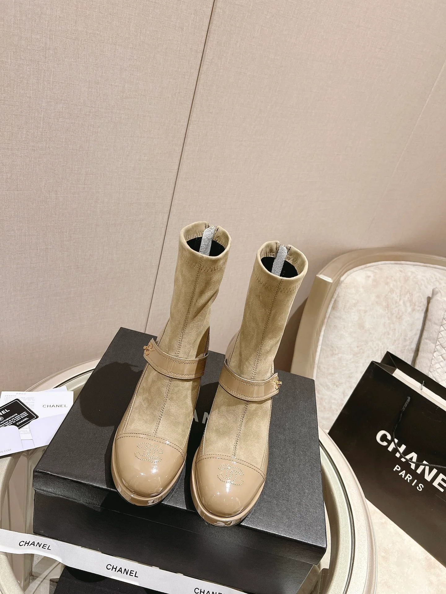 Унисекс лоферы Chanel в бежевом цвете, как на показе в Париже.