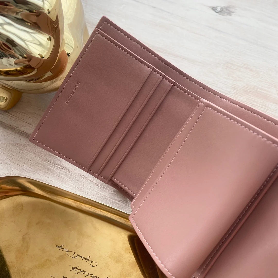 Маленький глянцевый кошелек Celine Triomphe с клапаном из овечьей кожи - розовый