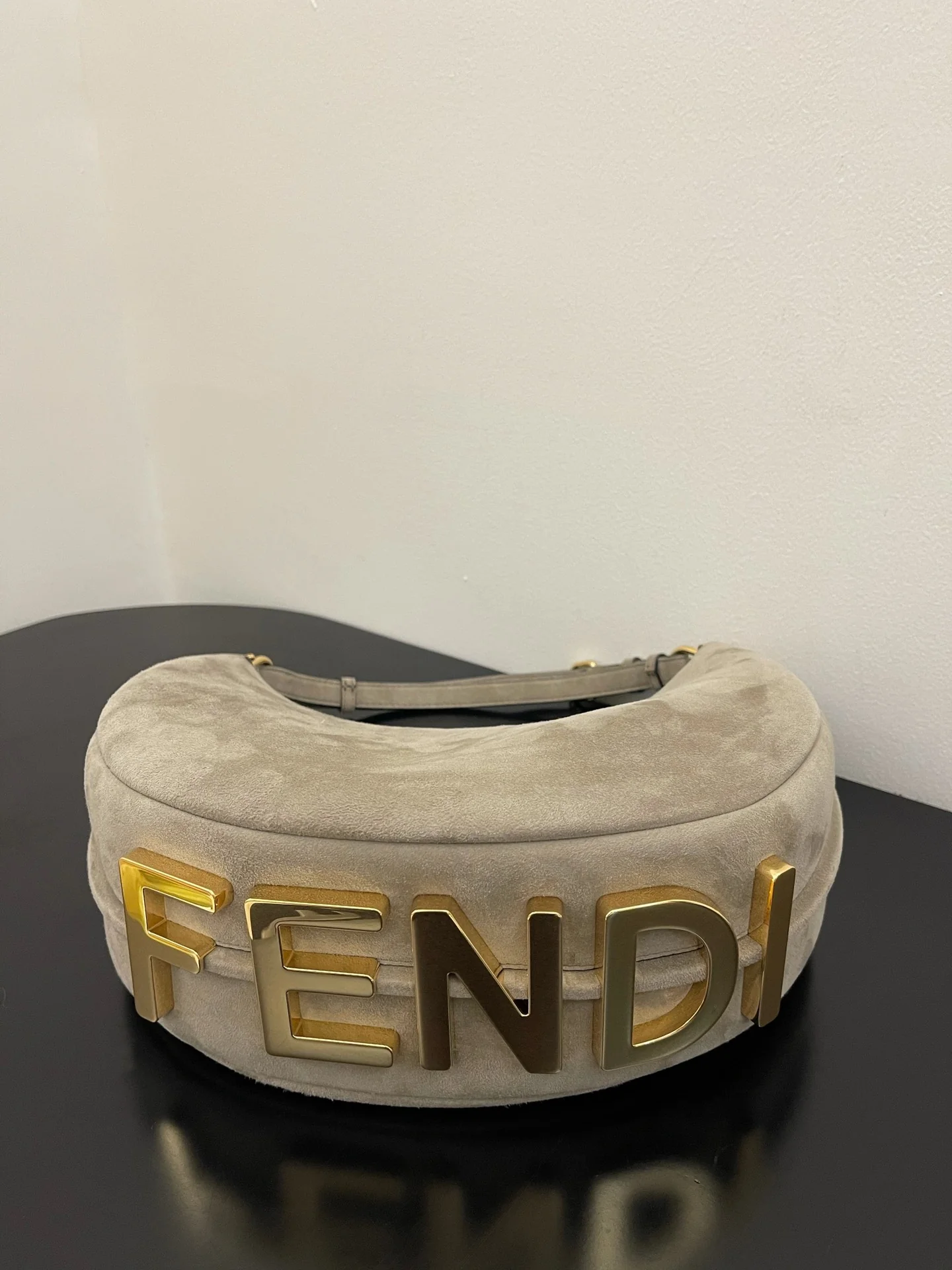 Fendi-fendigraphy — Маленькая серая замшевая сумка подмышками