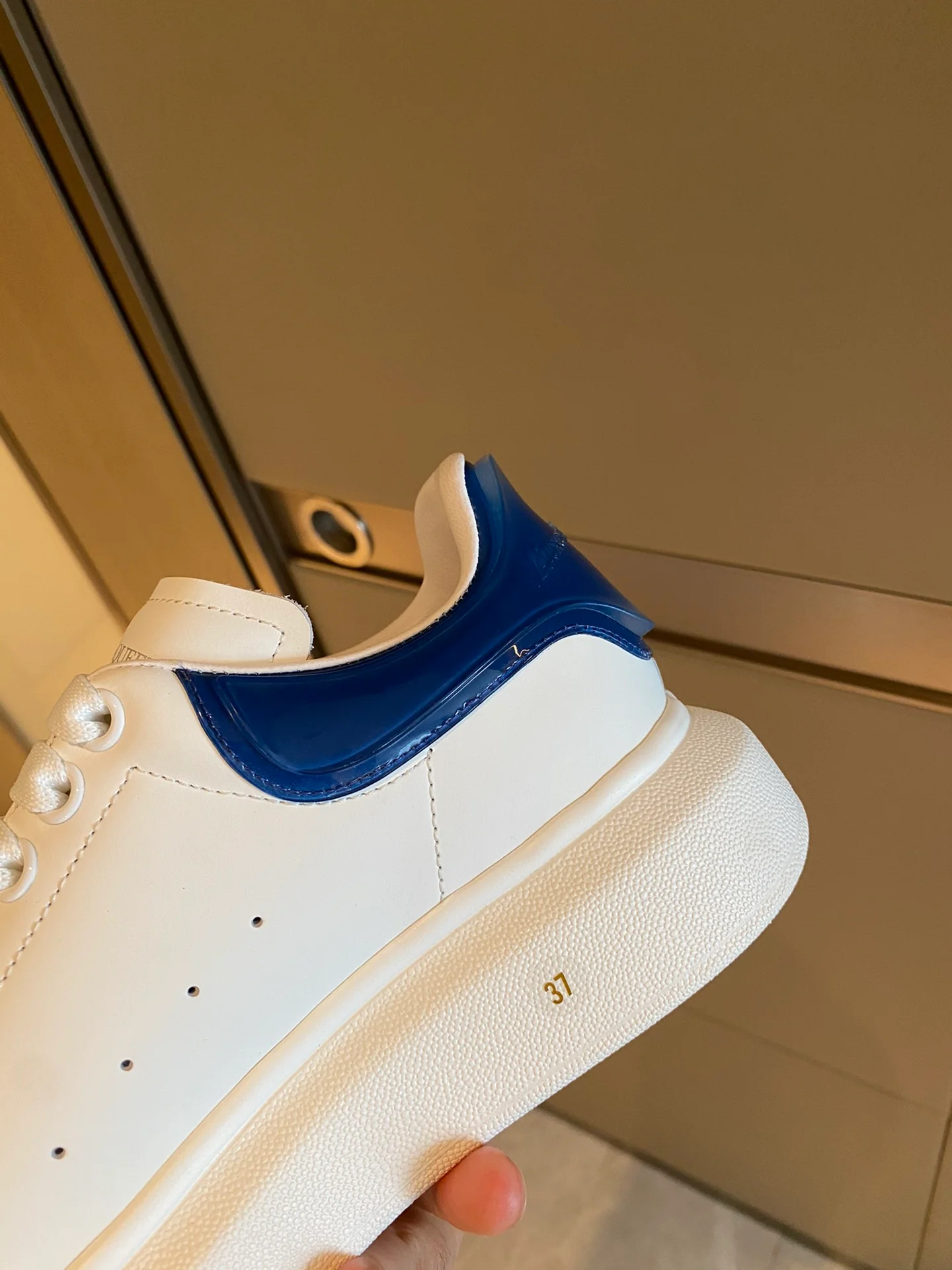 Классические белые кроссовки McQueen - на каблуке-резинке - темно-синие