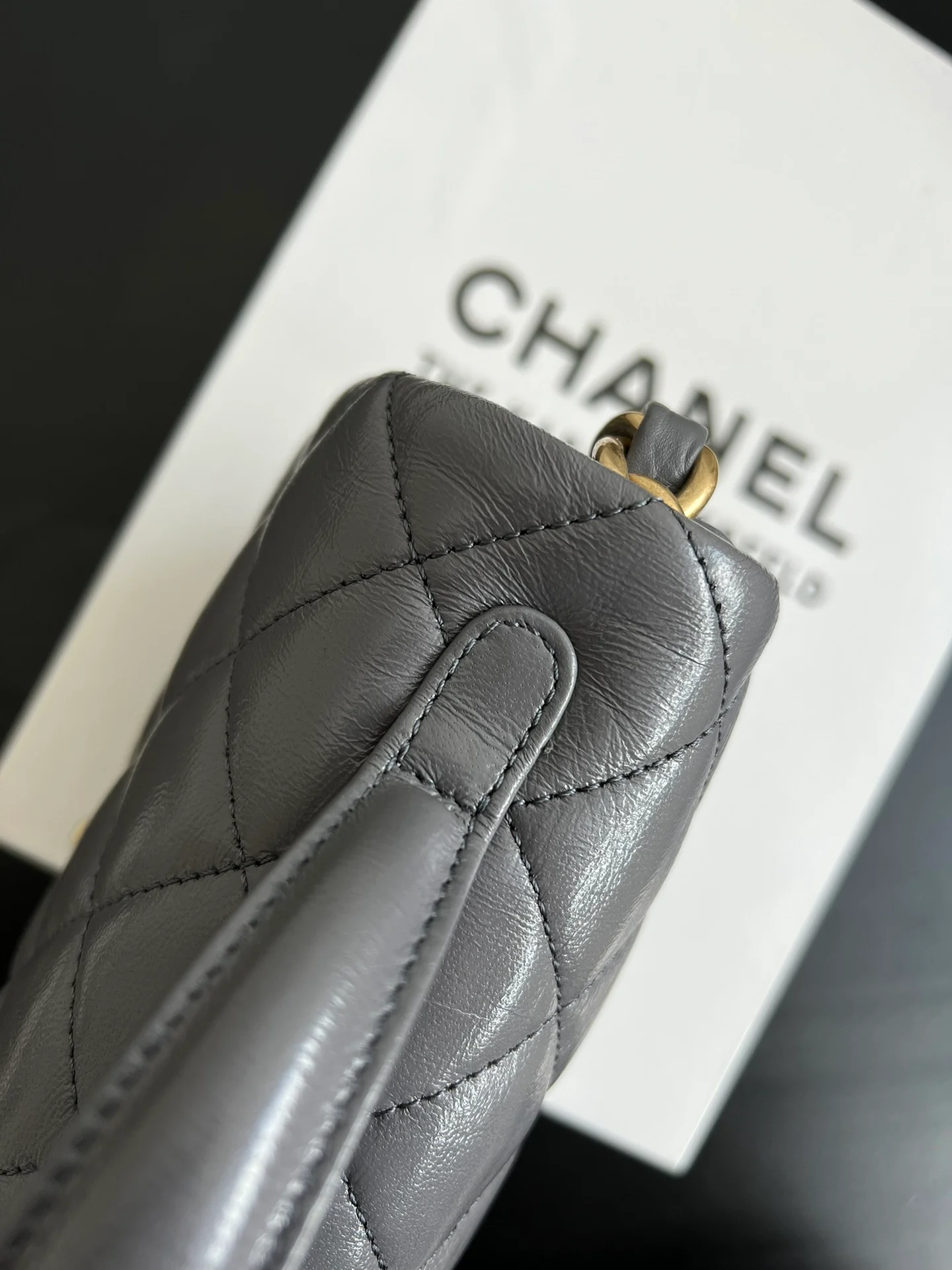 Chanel - Сумка-мессенджер с ручкой из овечьей кожи - Серая