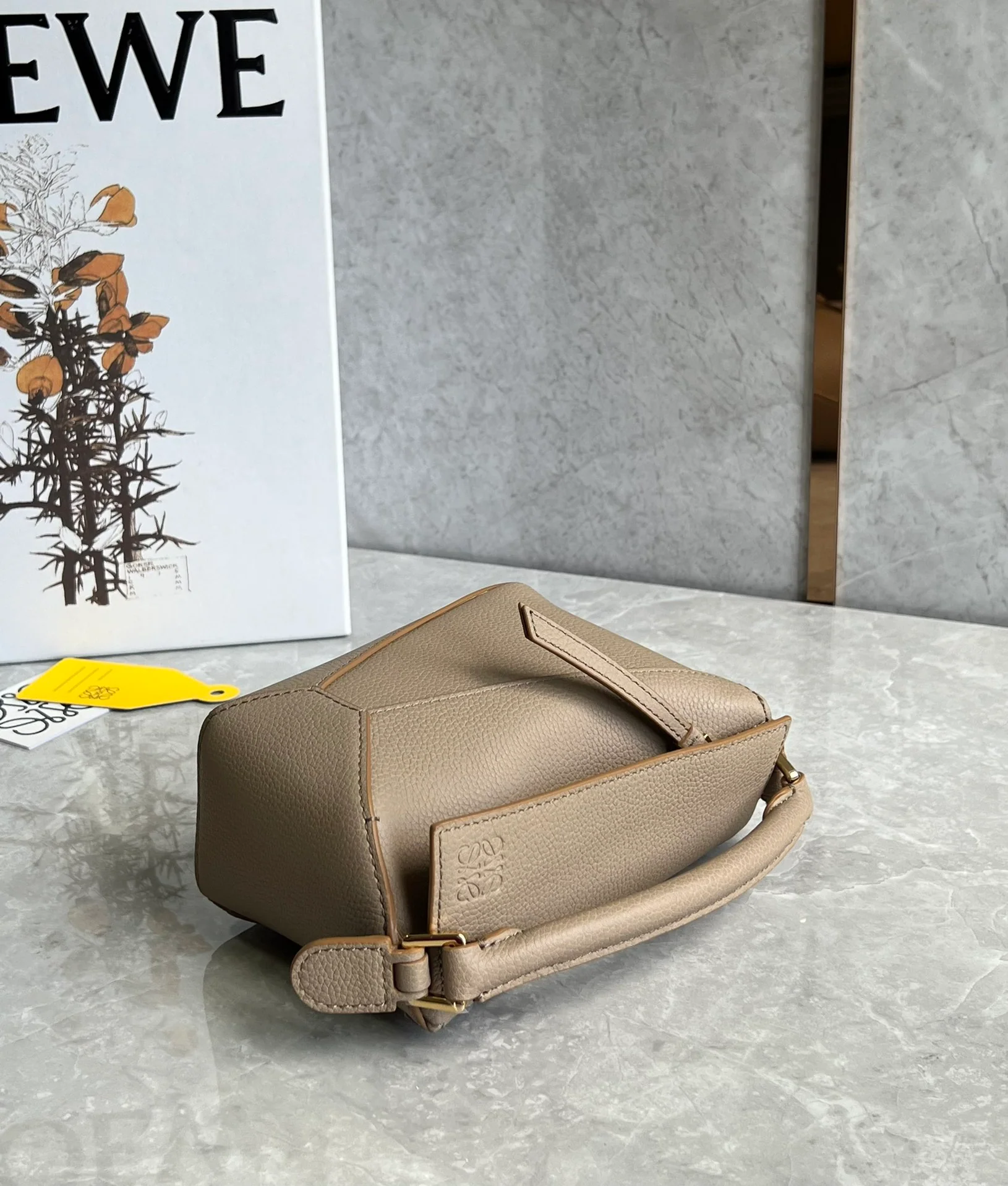 Миниатюрная кожаная модель Loewe Puzzle из телячьей кожи