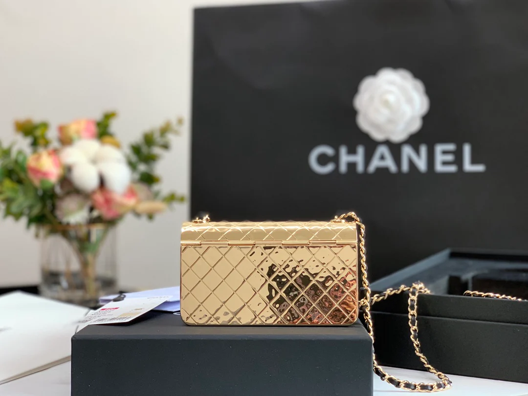 Лимитированная коллекция Chanel весна/лето 2022 - Сумка с клапаном - Металлическая сумка - 1