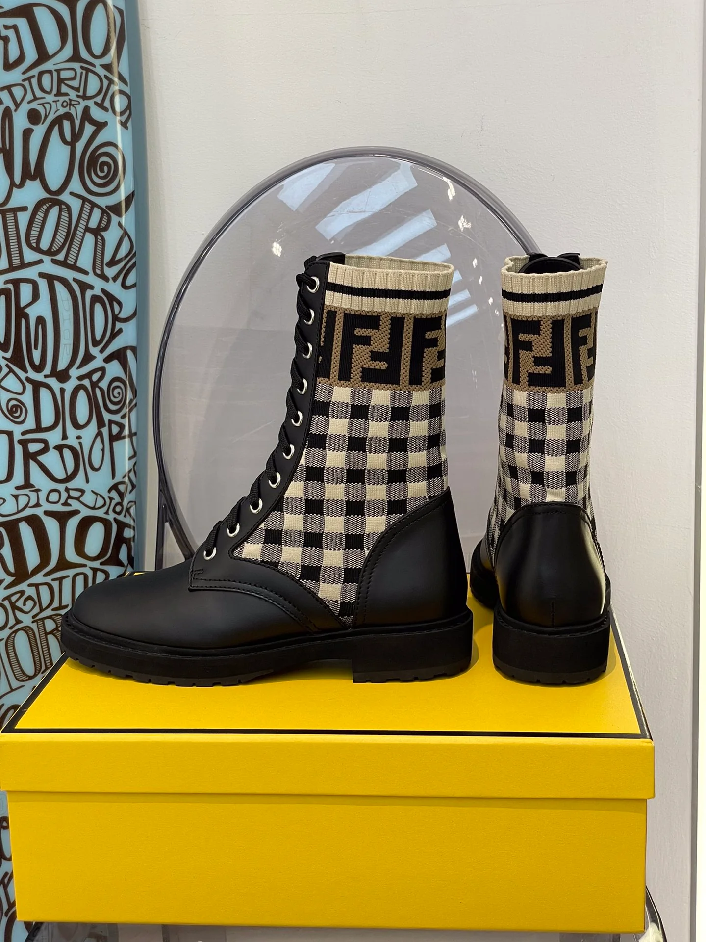 Fendi - Потрясающие сапоги-ботфорты на шнуровке, напоминающие носки.