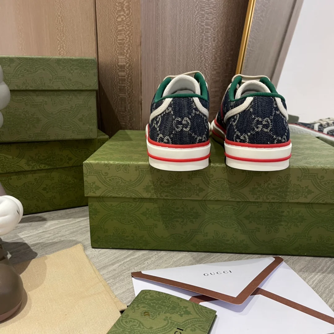 Джинсовые кроссовки Gucci с монограммой