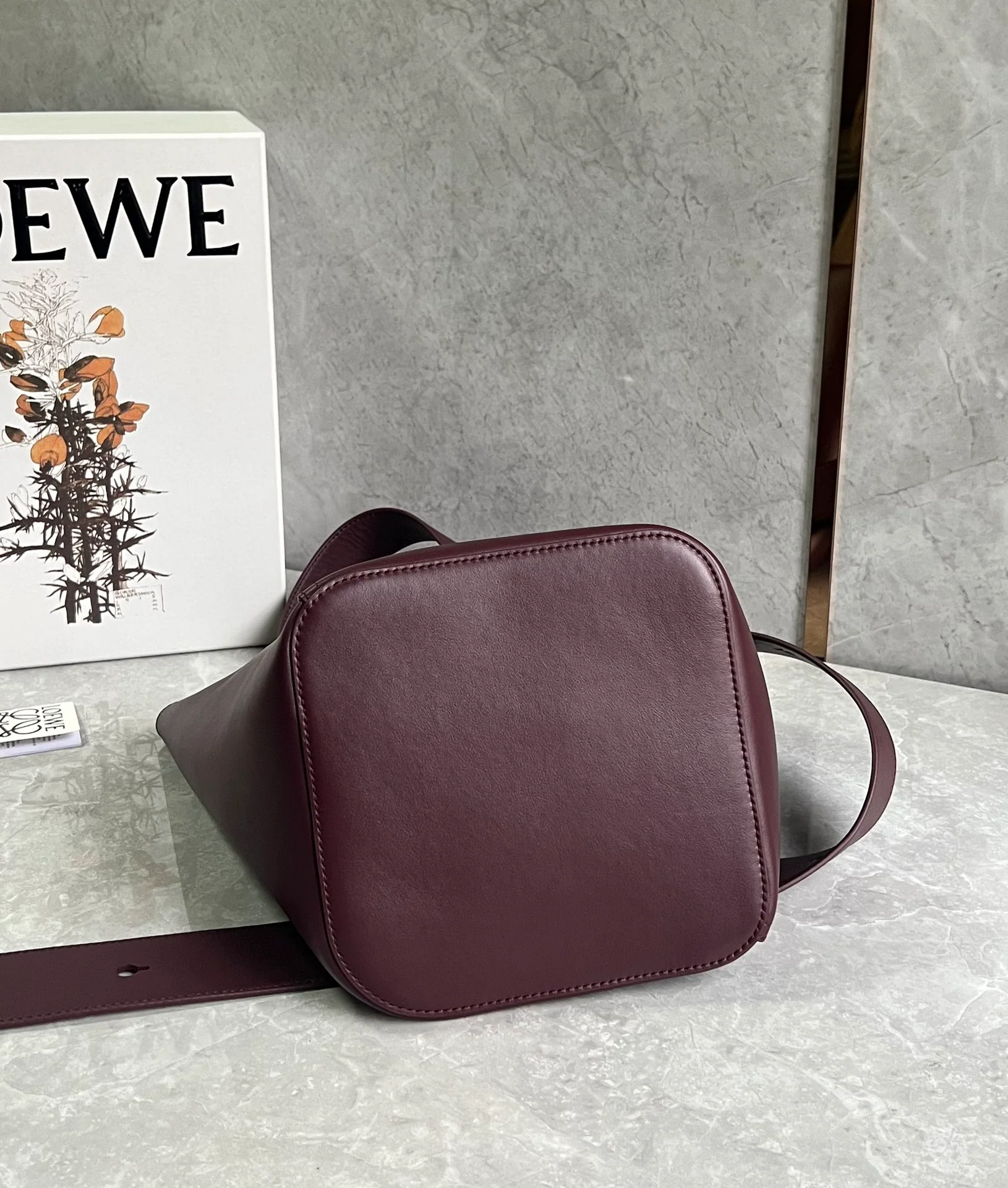 Сумка-ведро Loewe Pebble, бордовая.