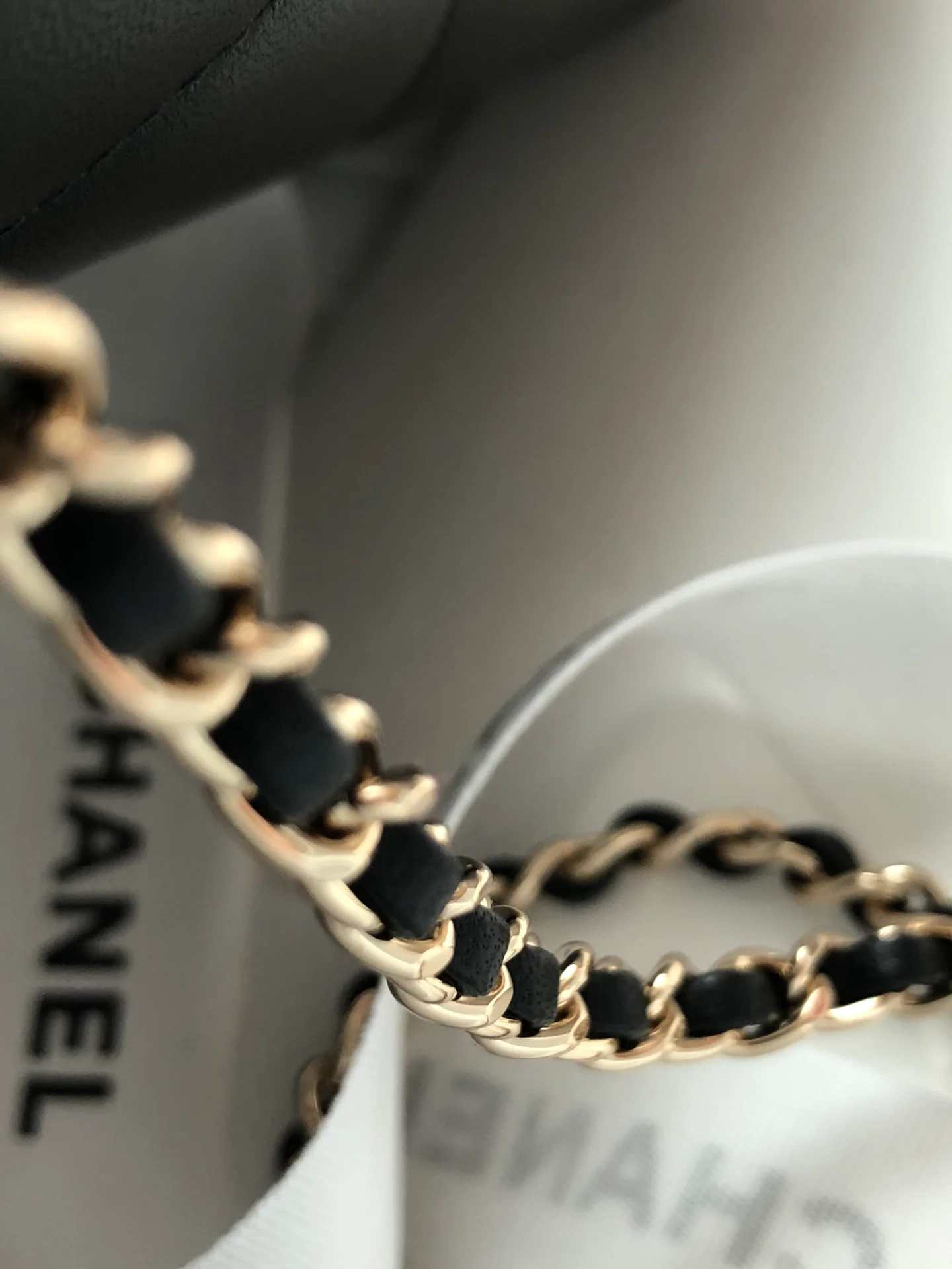 Вечерняя сумочка Chanel из коллекции Métiers d'Art 2020, черно-белая.