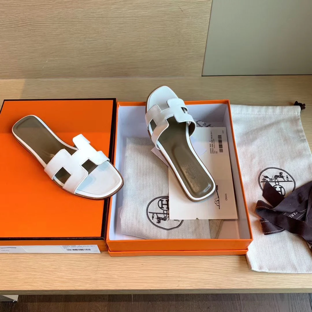 Классические домашние тапочки Hermes с буквой H — лакированная кожа, белые.