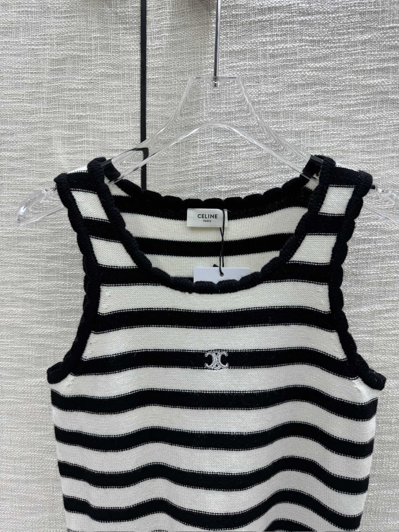 Вязаный жилет Celine-2404 с кружевной отделкой и полосатым рисунком в стиле колор-блок.