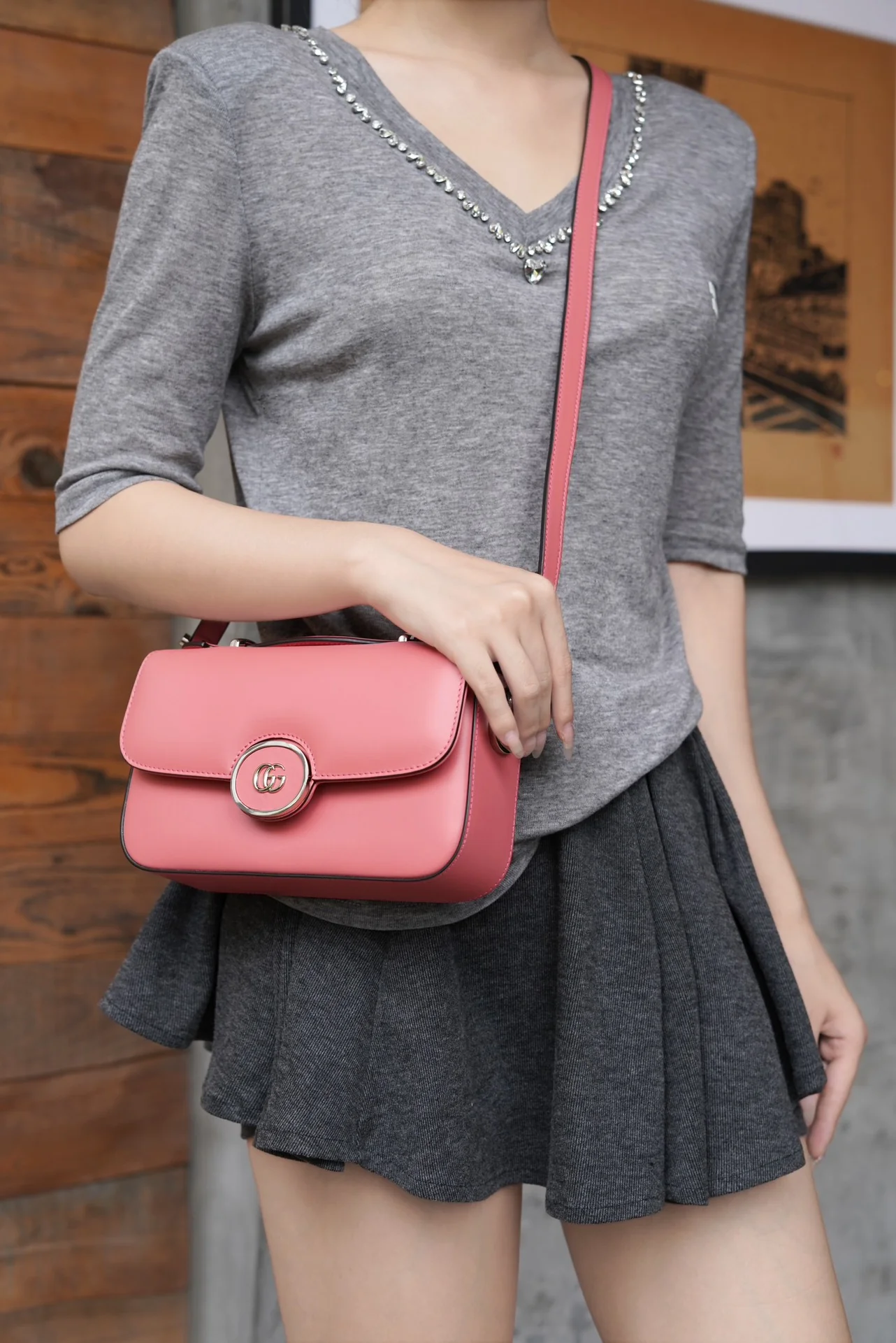 Миниатюрная сумка Gucci Petite GG на цепочке - розовая.