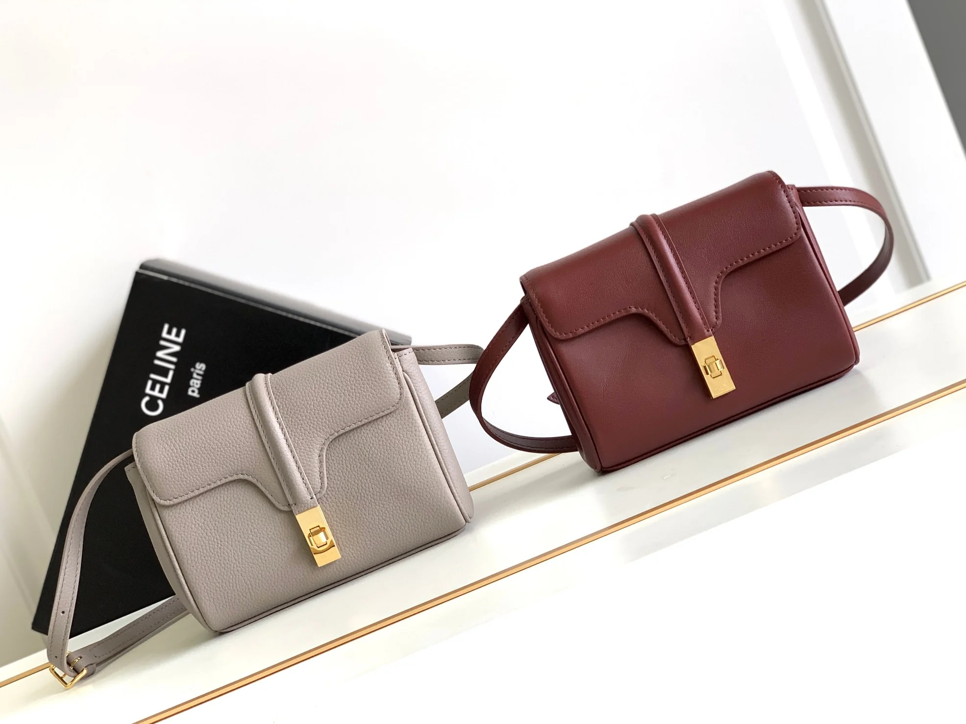 Весенняя коллекция Celine 2023: Мини-сумочка из мягкой зернистой телячьей кожи (16%) - кирпично-красный цвет.