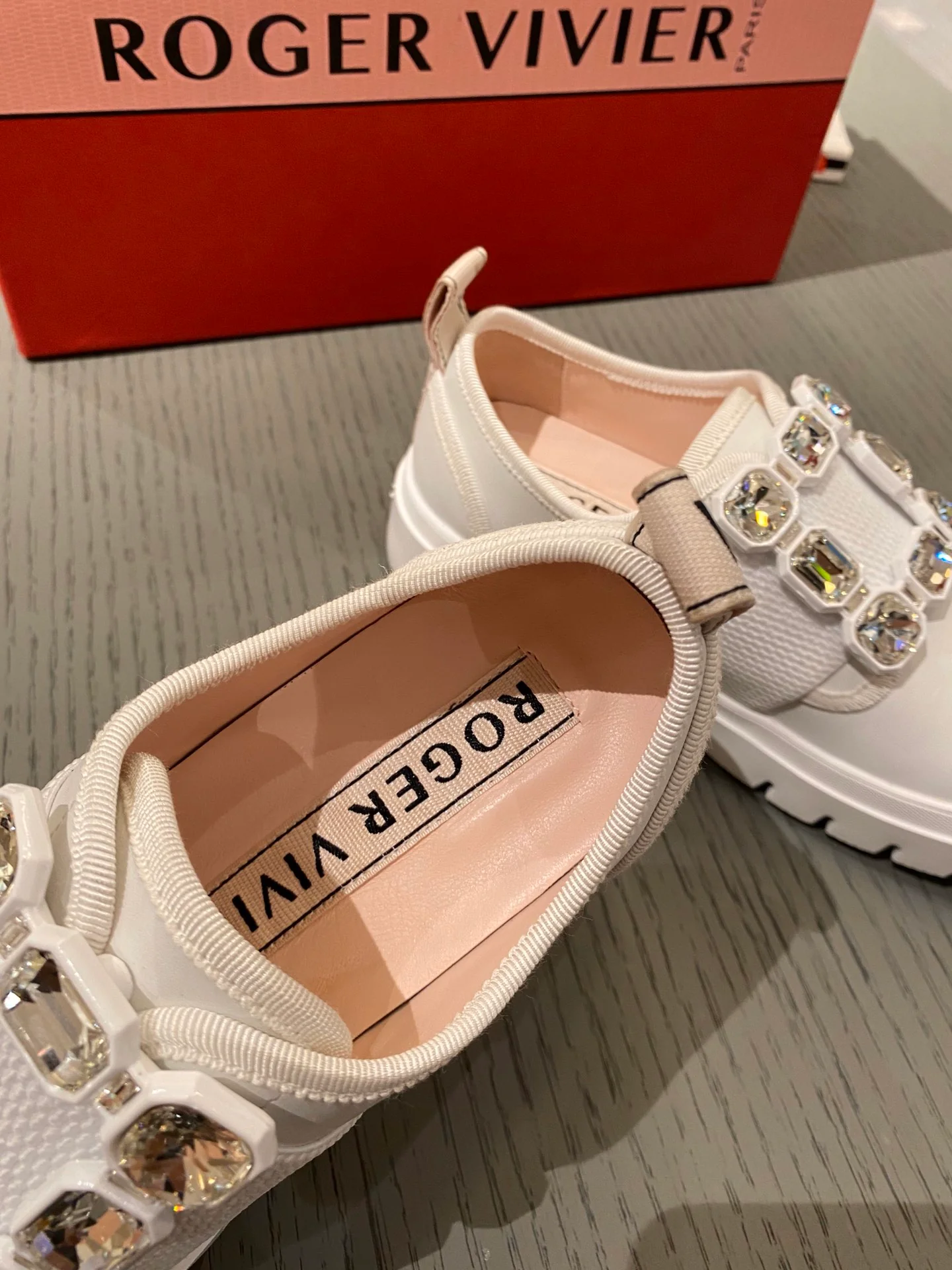 Кожаные кроссовки с пряжками - белые