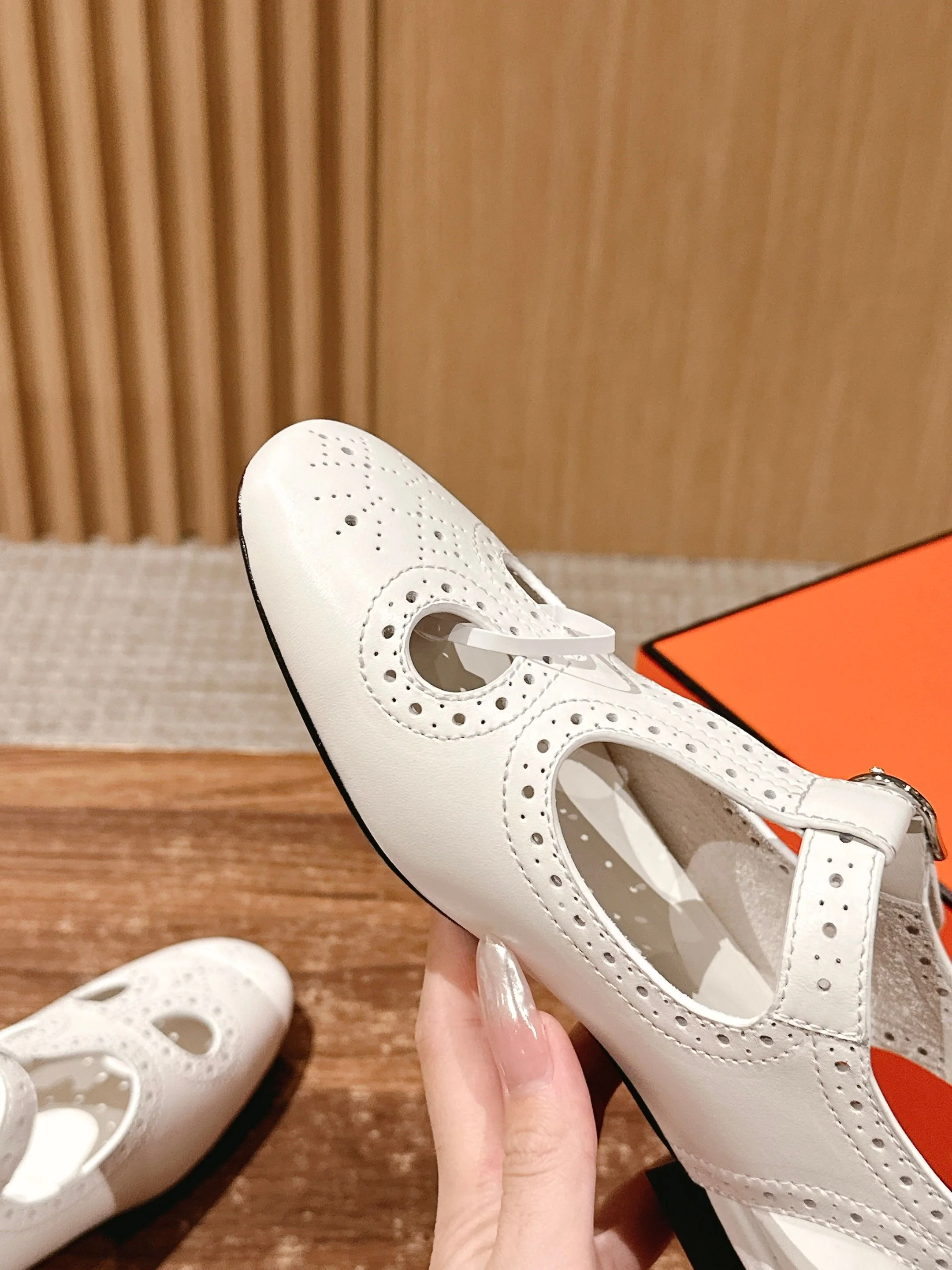 Кожаные сандалии-гилли Hermes с открытой пяткой - белые.