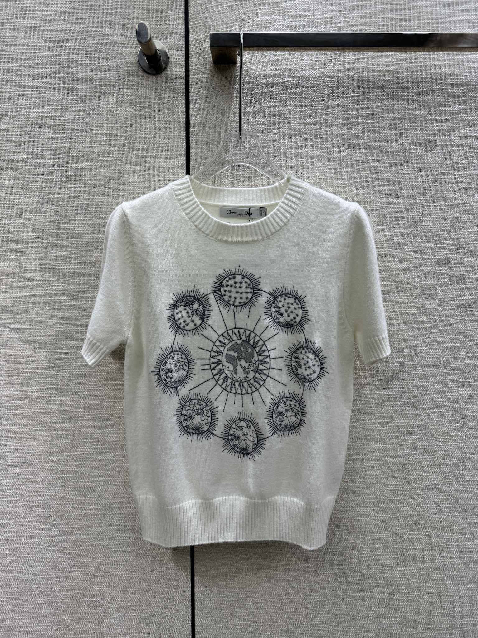 Dior - Коллекция ?Ранняя весна? 2403-24: Вязаный свитер с коротким рукавом и узором ?Звездное небо?