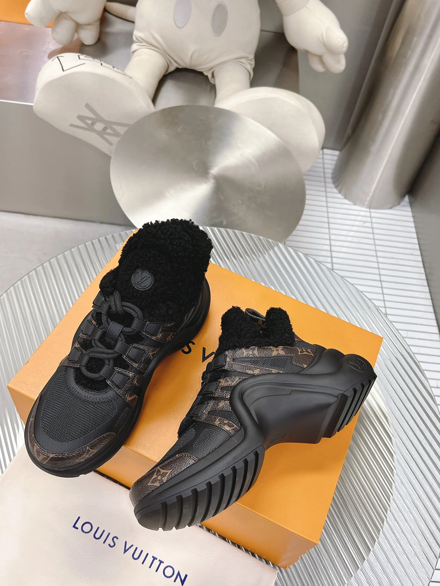 LV - Массивные туфли из шелковой кожи - Черные