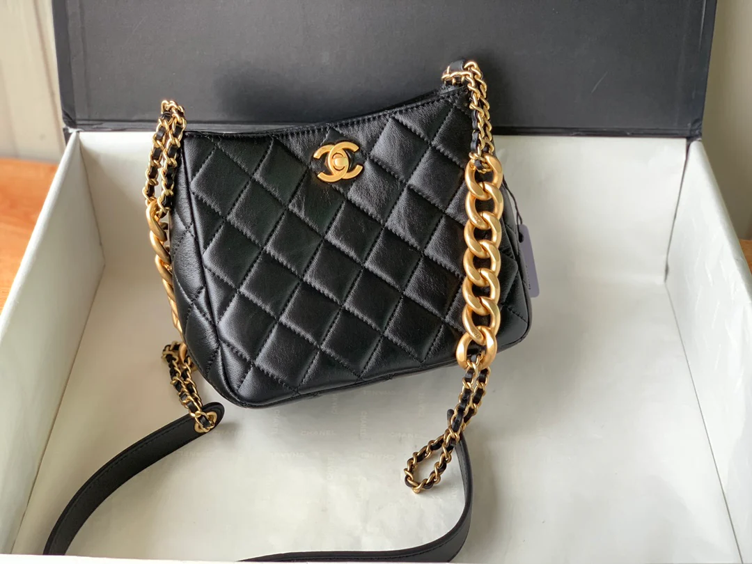 Коллекция Chanel Весна/Лето 2022 - Сумка-хобо - Маленькая