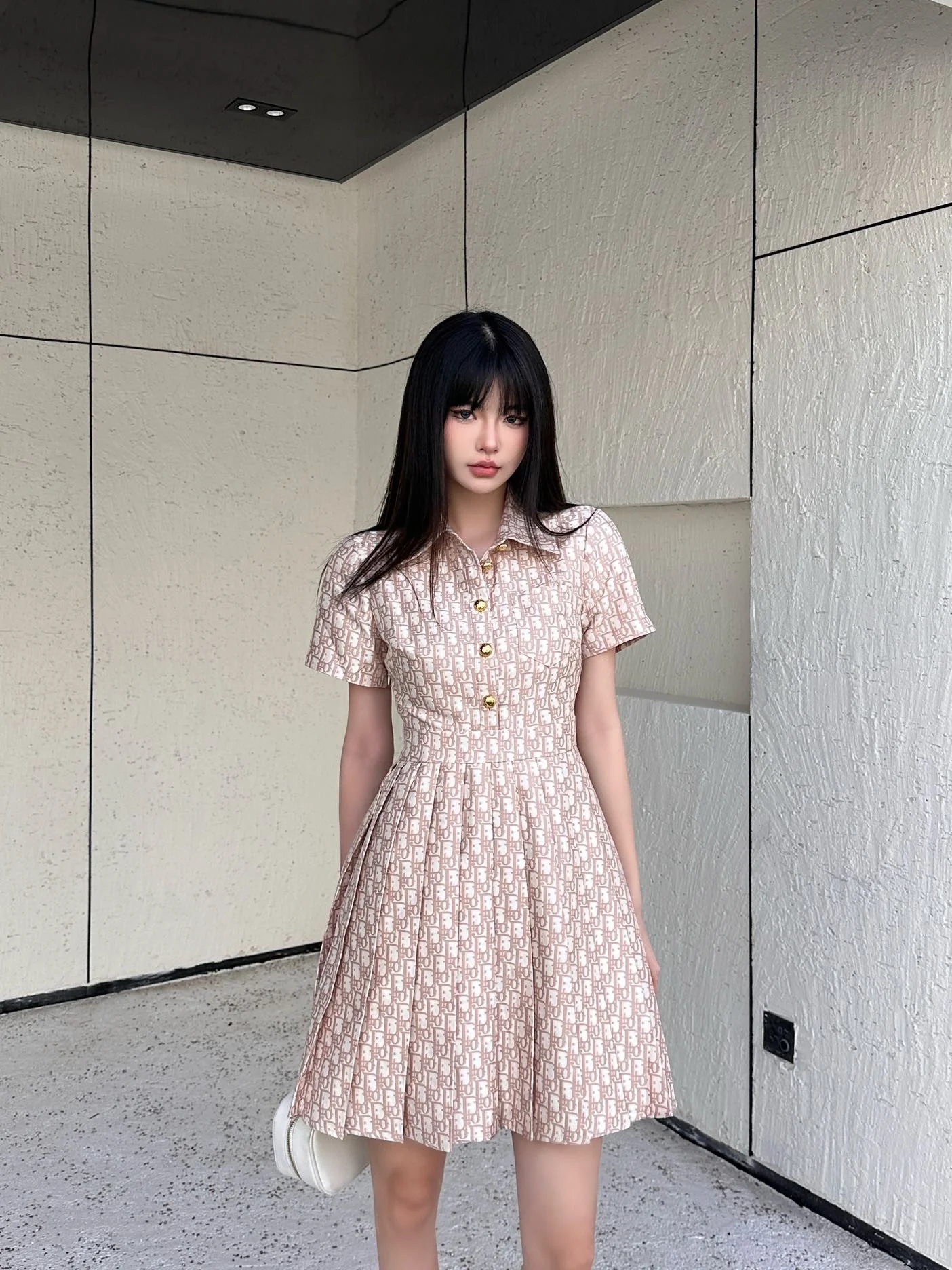 Платье Dior 2403 с монограммой и буквенным логотипом - коричневое.