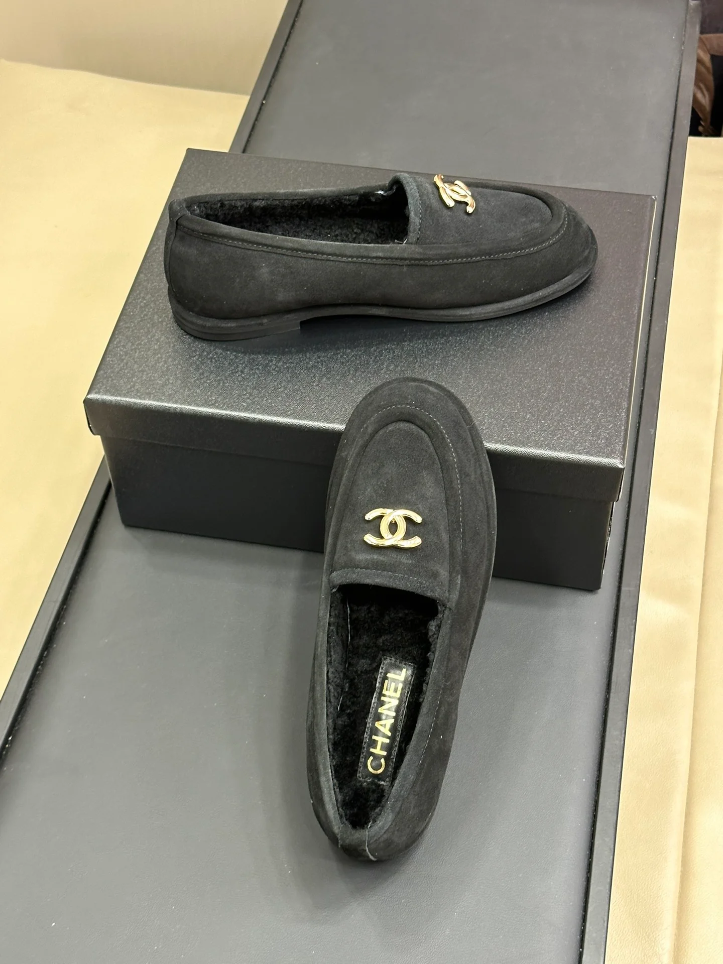 Меховые лоферы Chanel 2024 - черные