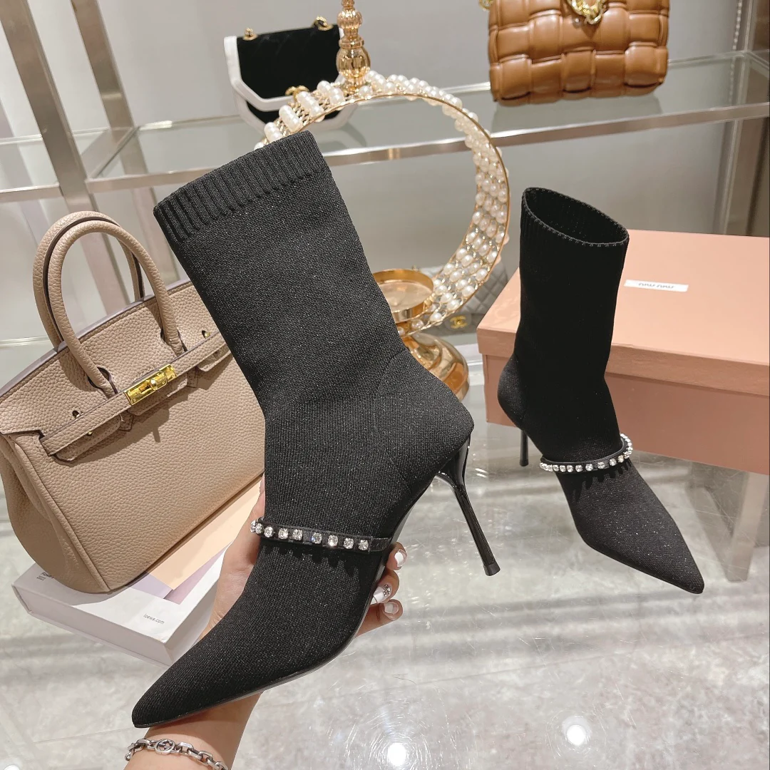 Новинка осенне-зимней коллекции Miu Miu 2022 — Ботильоны-носки на шпильке — Черные