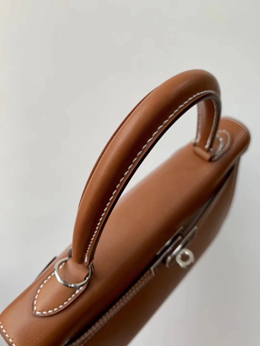 Пряжка Hermes Kelly 25 Barenia Haas из натурального серебра