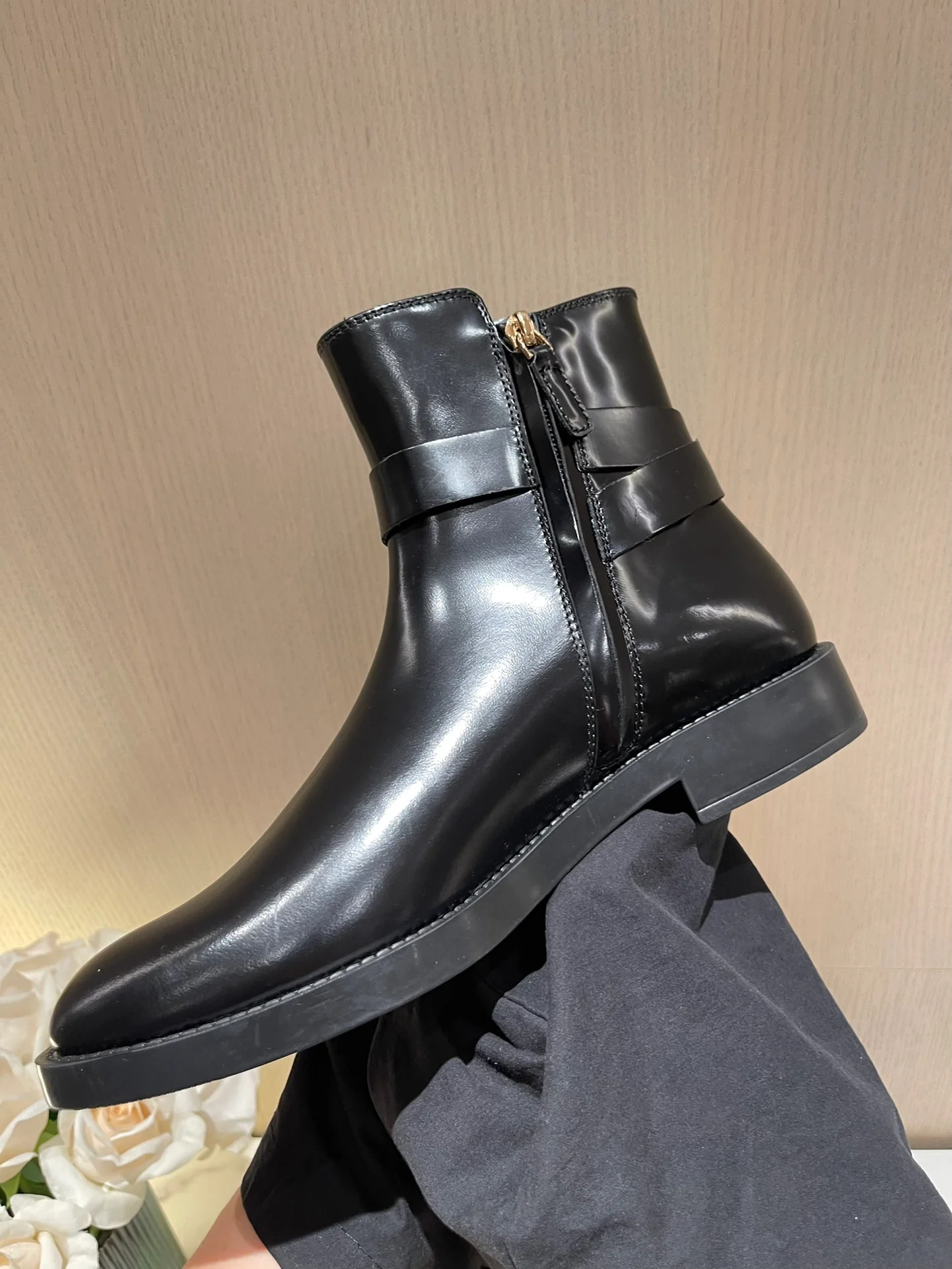 Tods - Новинка сезона осень/зима 2022 - Ботильоны с разрезом и бисером