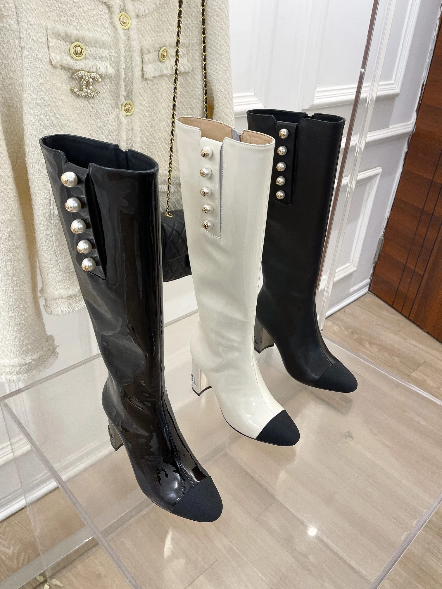 Новинка сезона осень/зима 2022 от Chanel - Сапоги на высоком каблуке - Белые