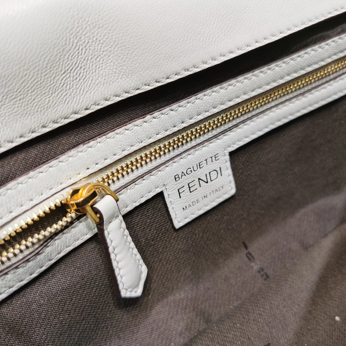 Сумка Fendi Baguette Medium из белой кожи - 1