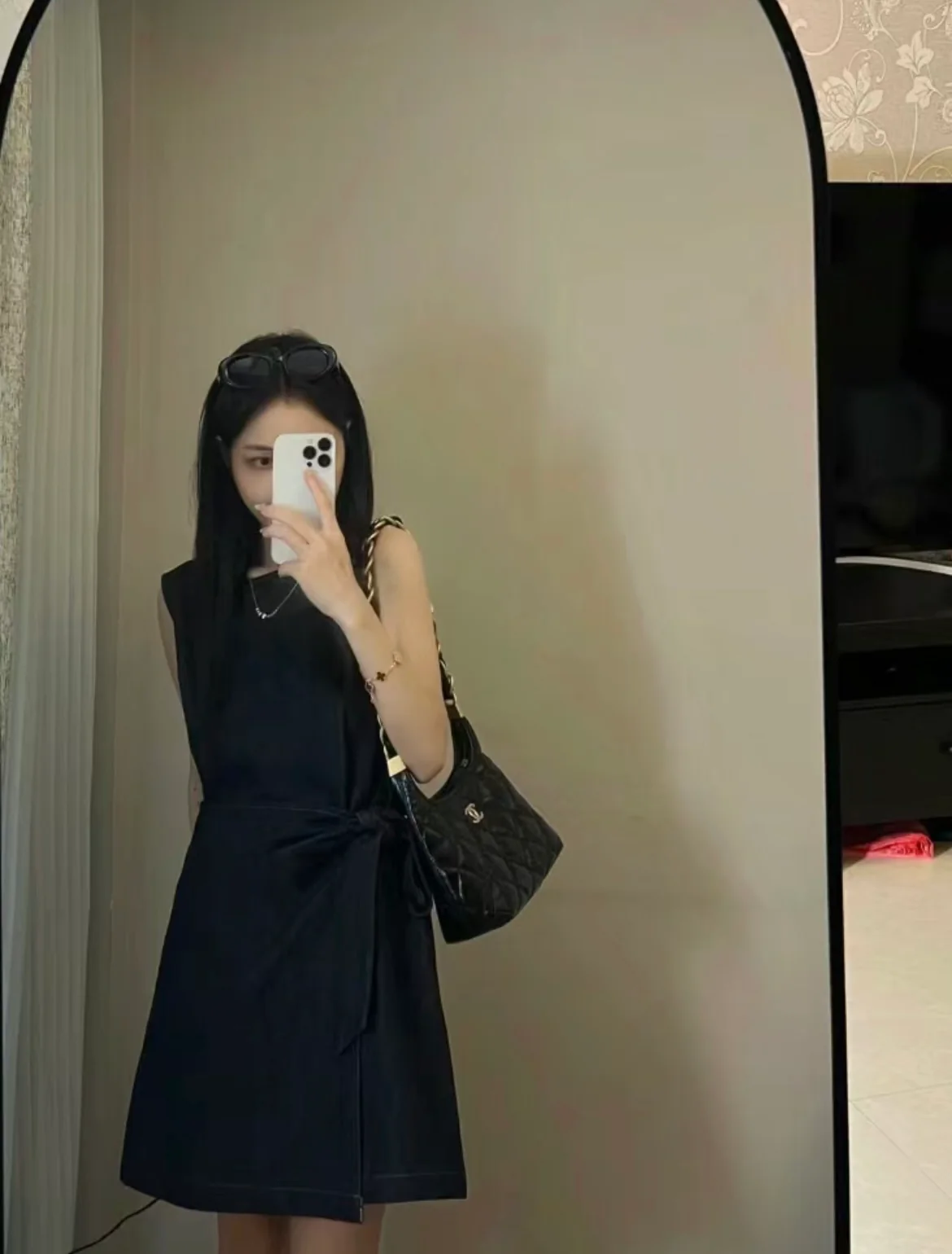 Сумка Chanel 24a Métiers d'Art из глянцевой овечьей кожи, маленькая, черная.