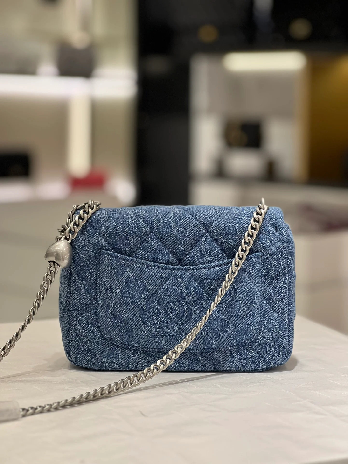 Коллекция Chanel Весна/Лето 2023 - Пряжка в виде сердца с камелией из денима - Квадратная - Светло-голубая серебристая пряжка - 19 см - 1