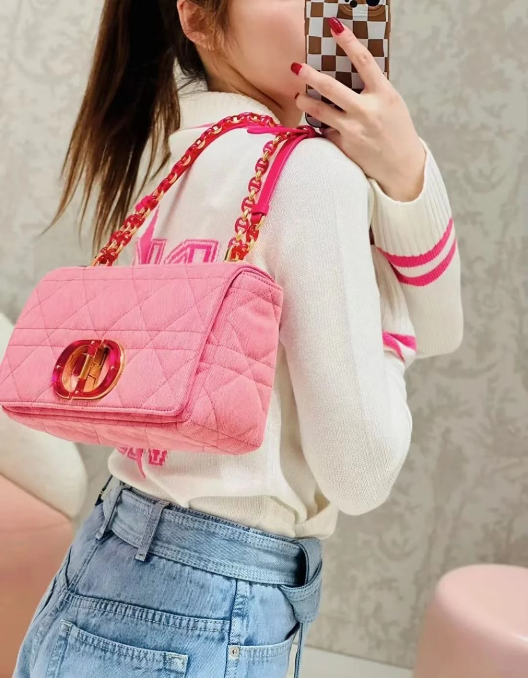 Джинсы Dior New Caro 25 5 см из коллекции Denim - розовые - на фото.