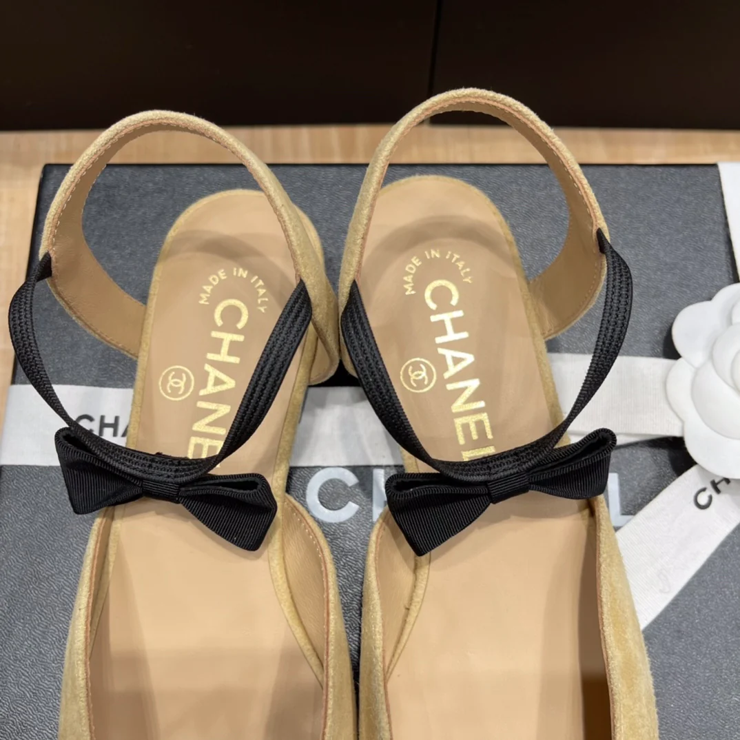 Chanel - Абрикосовые туфли на закрытом каблуке