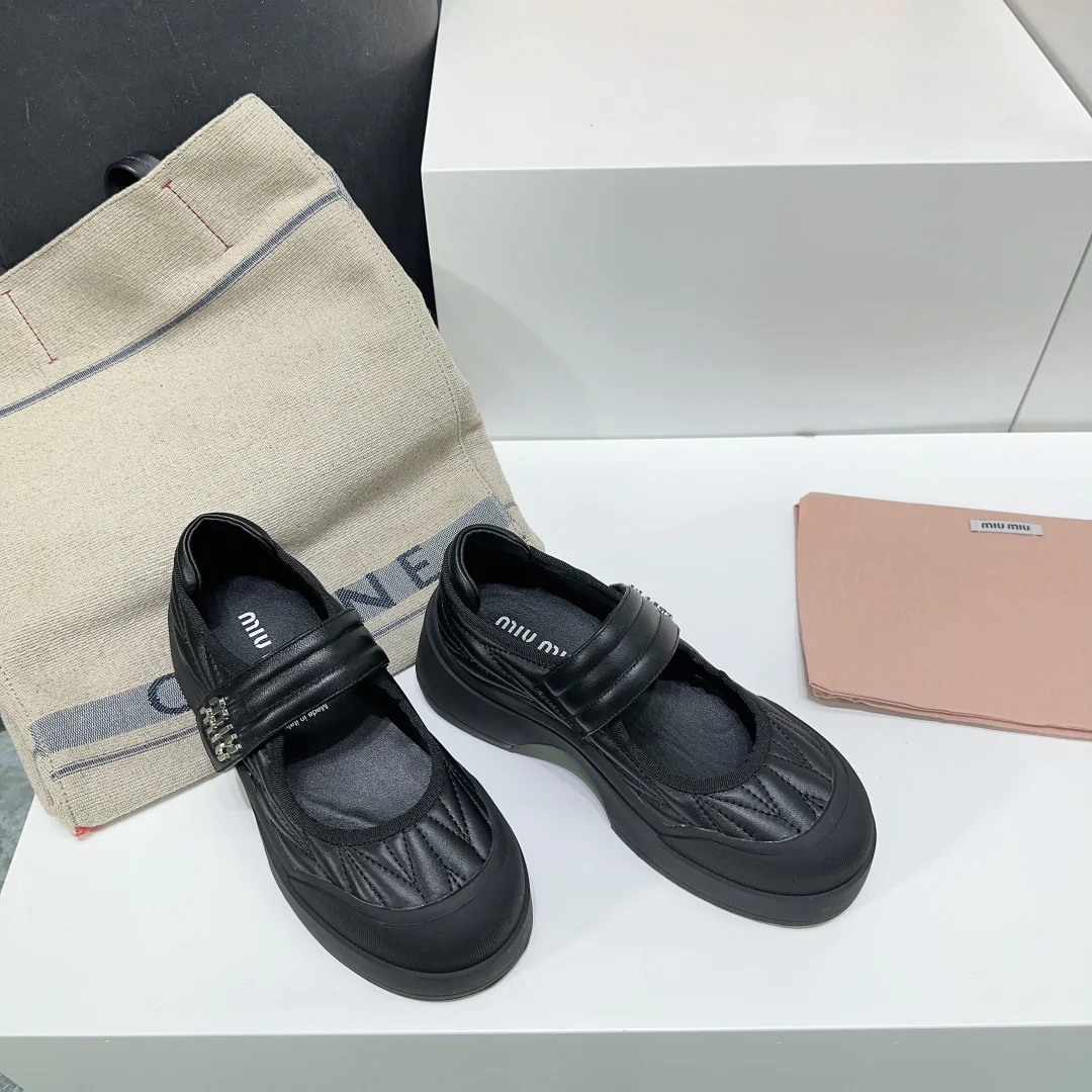 Новинка сезона осень/зима 2023 от Miu Miu - Туфли на платформе 