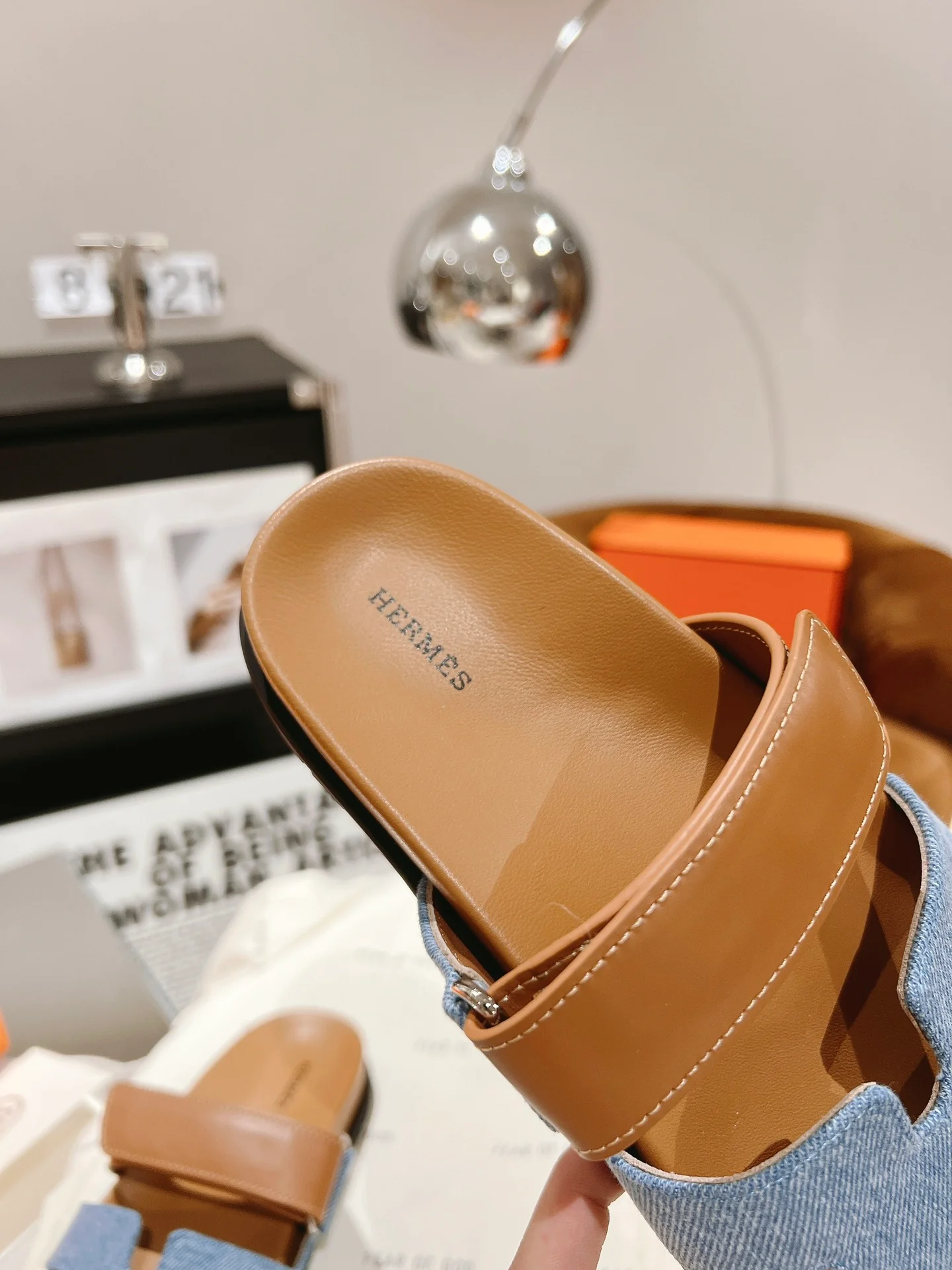 Тапочки Hermes из кожи и овечьей кожи — коричневато-голубые.