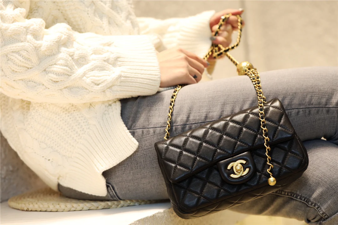 Chanel - Золотая сумка-клапан с шариком из углеродного волокна