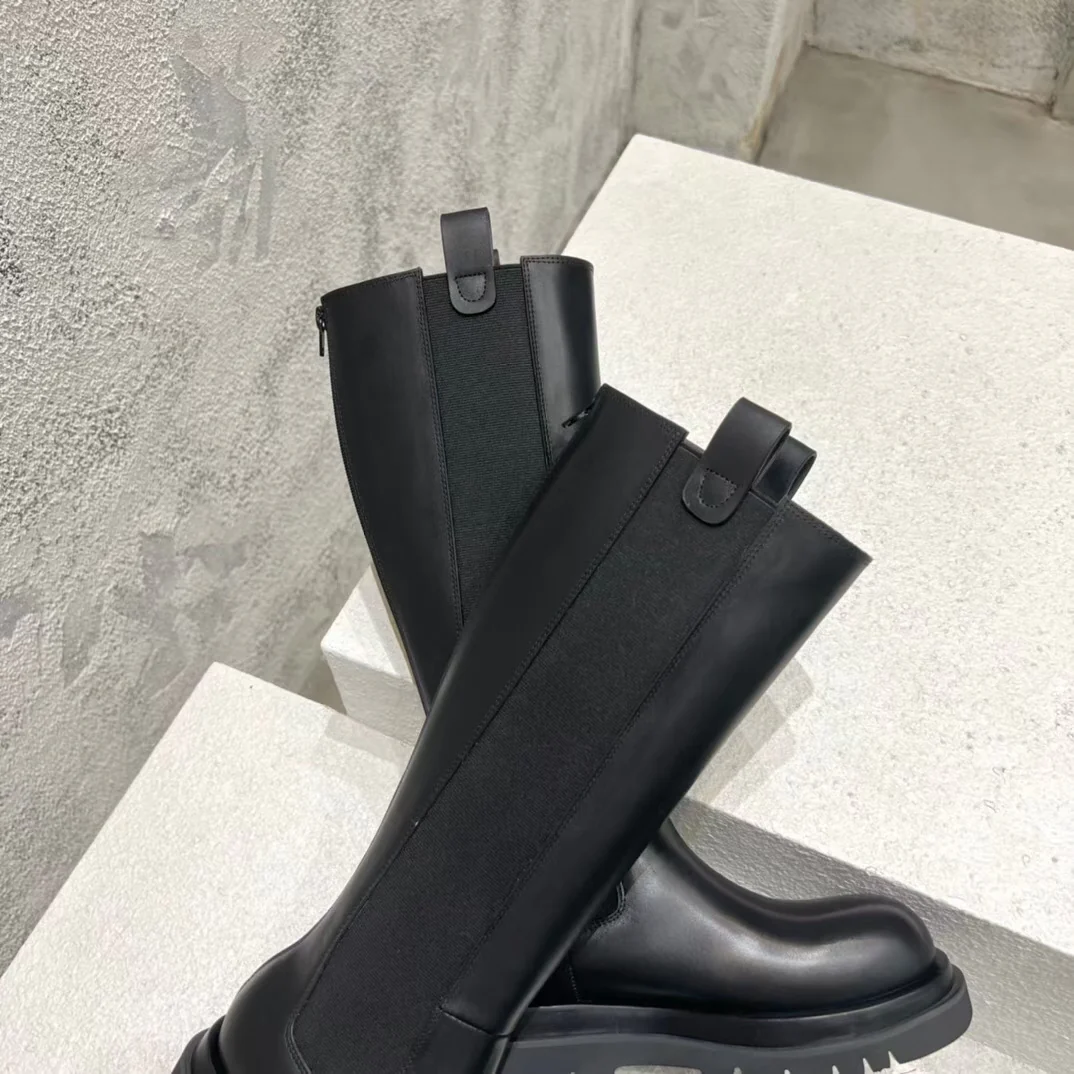 Новинка сезона осень/зима 2022 от BV - высокие сапоги с закругленным носком и застежкой-молнией сзади.