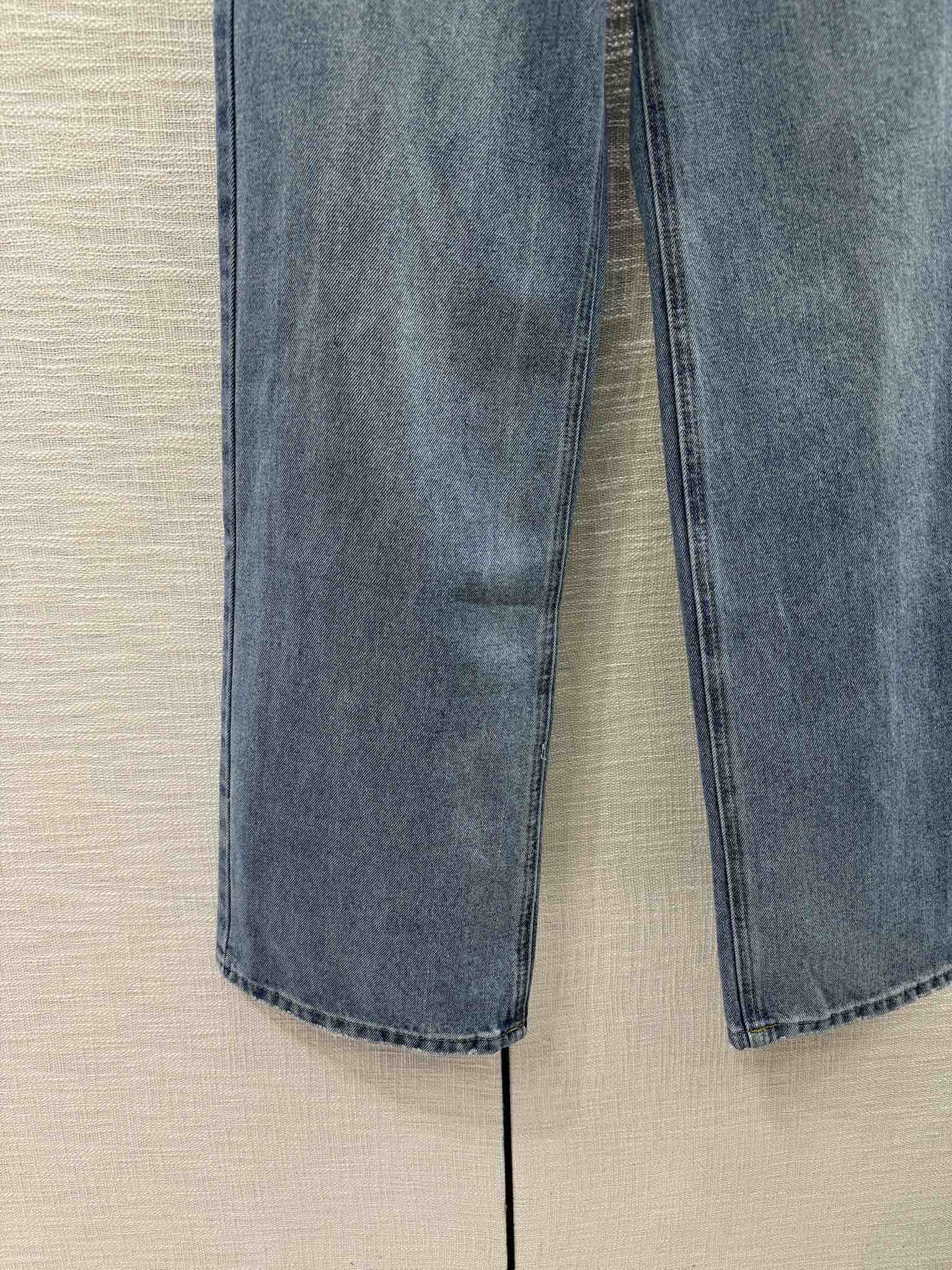 Джинсы Miu Miu 2404 с карманами и стразами, прямого кроя.