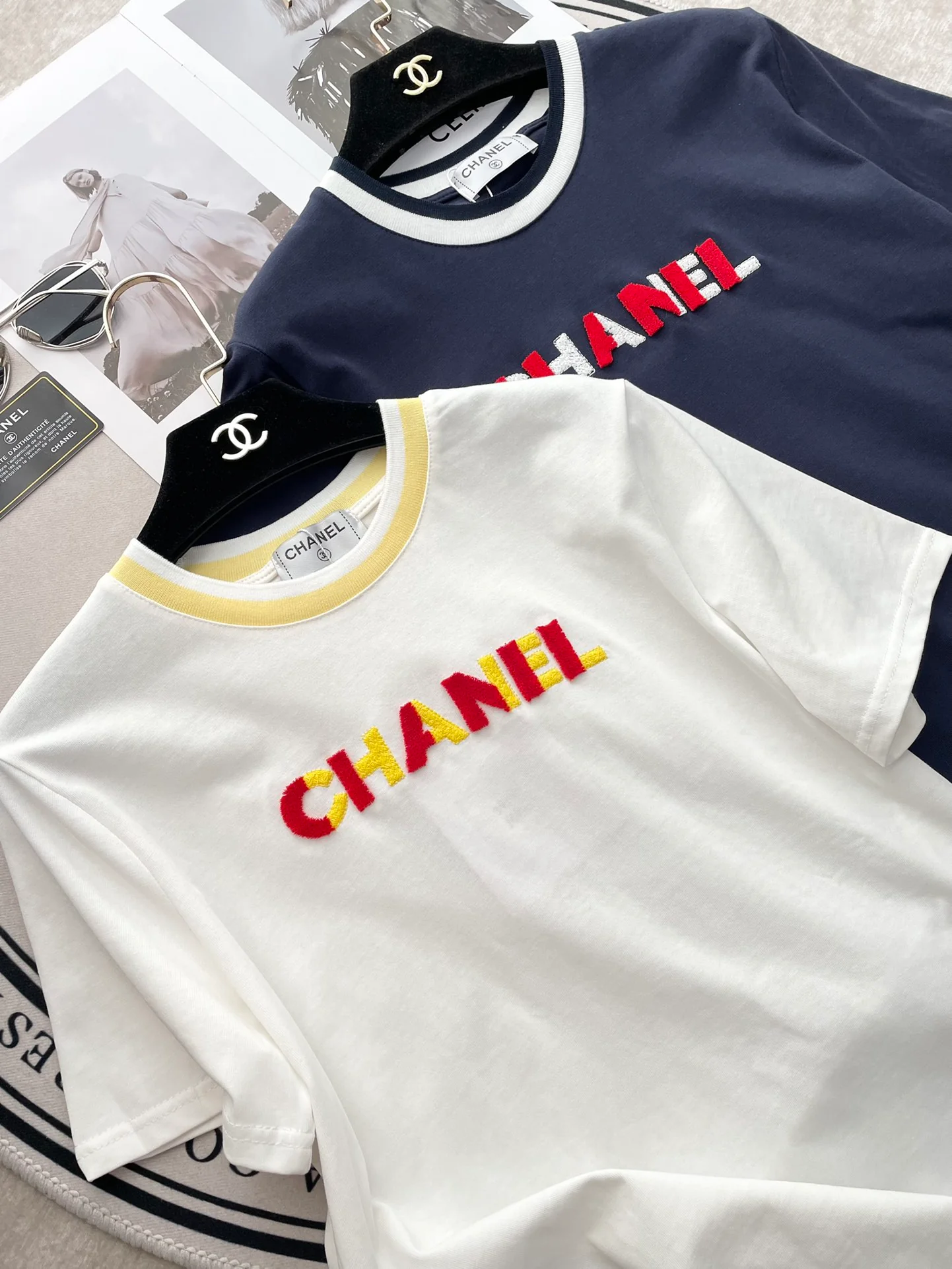 Футболка Chanel 2403 с вышитой 3D-буквой в виде зубной щетки, белая.