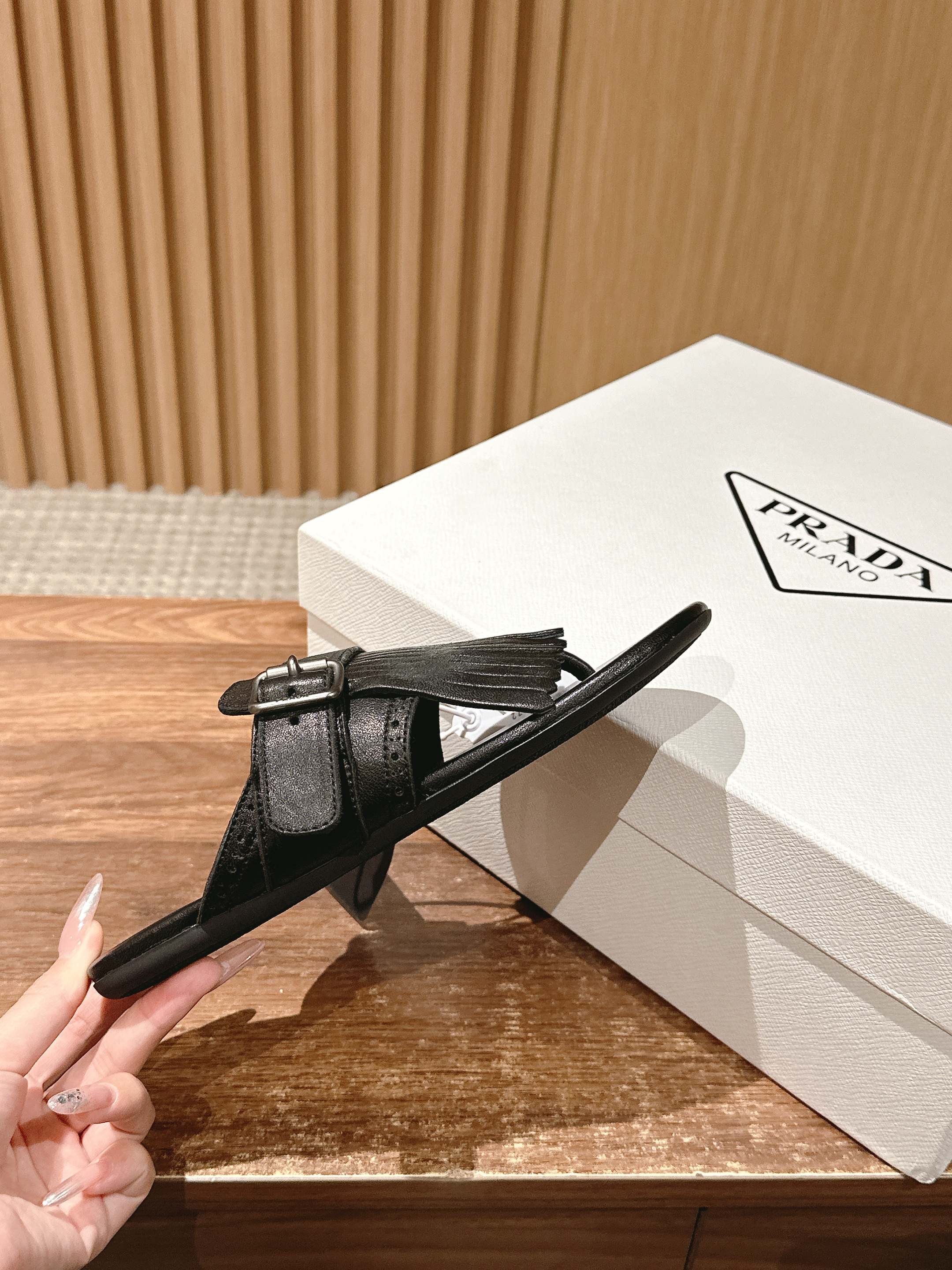 Новинка сезона весна/лето 2025 от Prada - Ретро-сандалии с кисточками - Подиумный образ - Черные