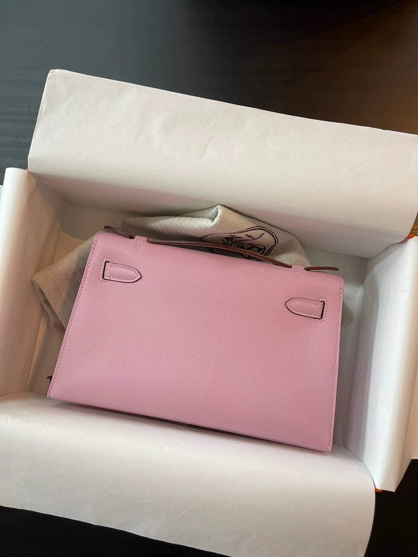 Мини-сумка Hermes Kelly 1-го поколения, 22 см, из быстрой кожи, фиолетового цвета, с серебряной пряжкой.