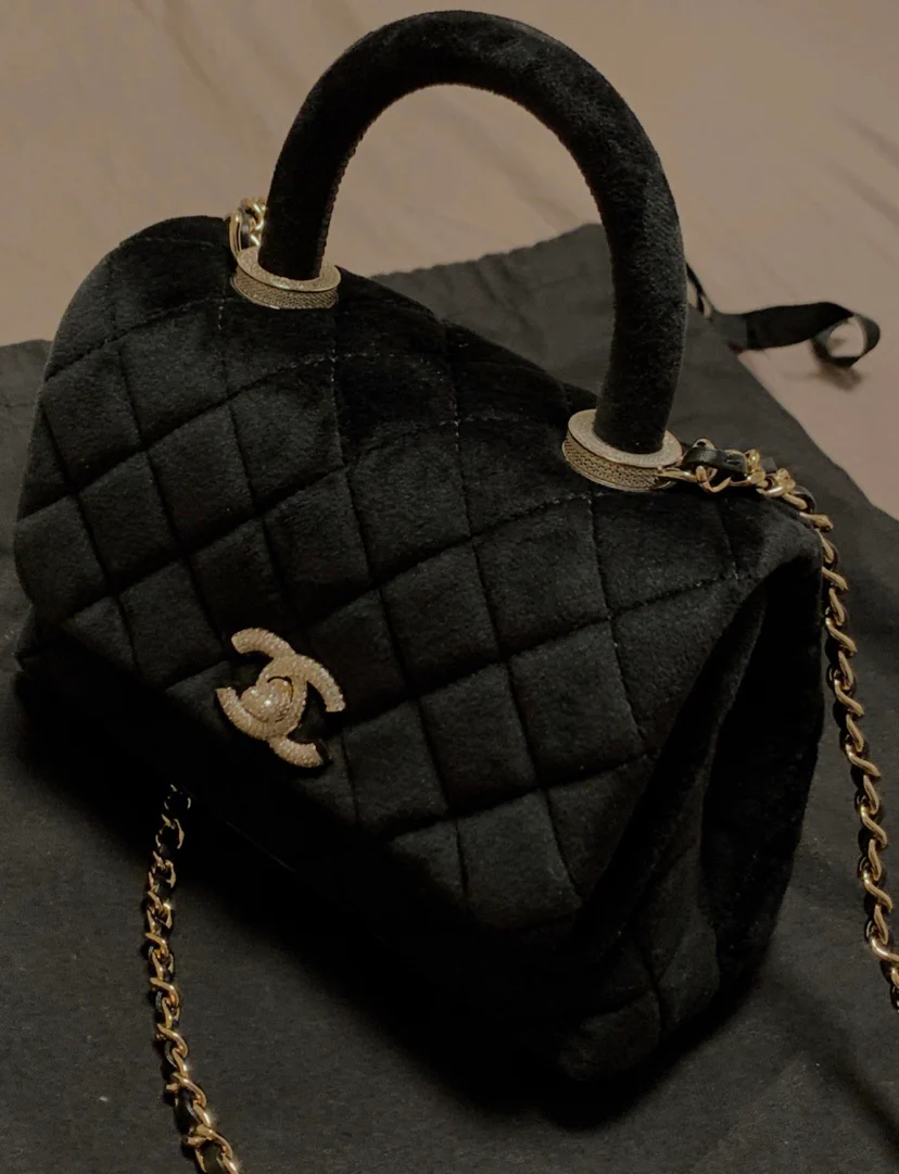 Мини-сумка Chanel Coco Handle из черного бархата с бриллиантовой пряжкой