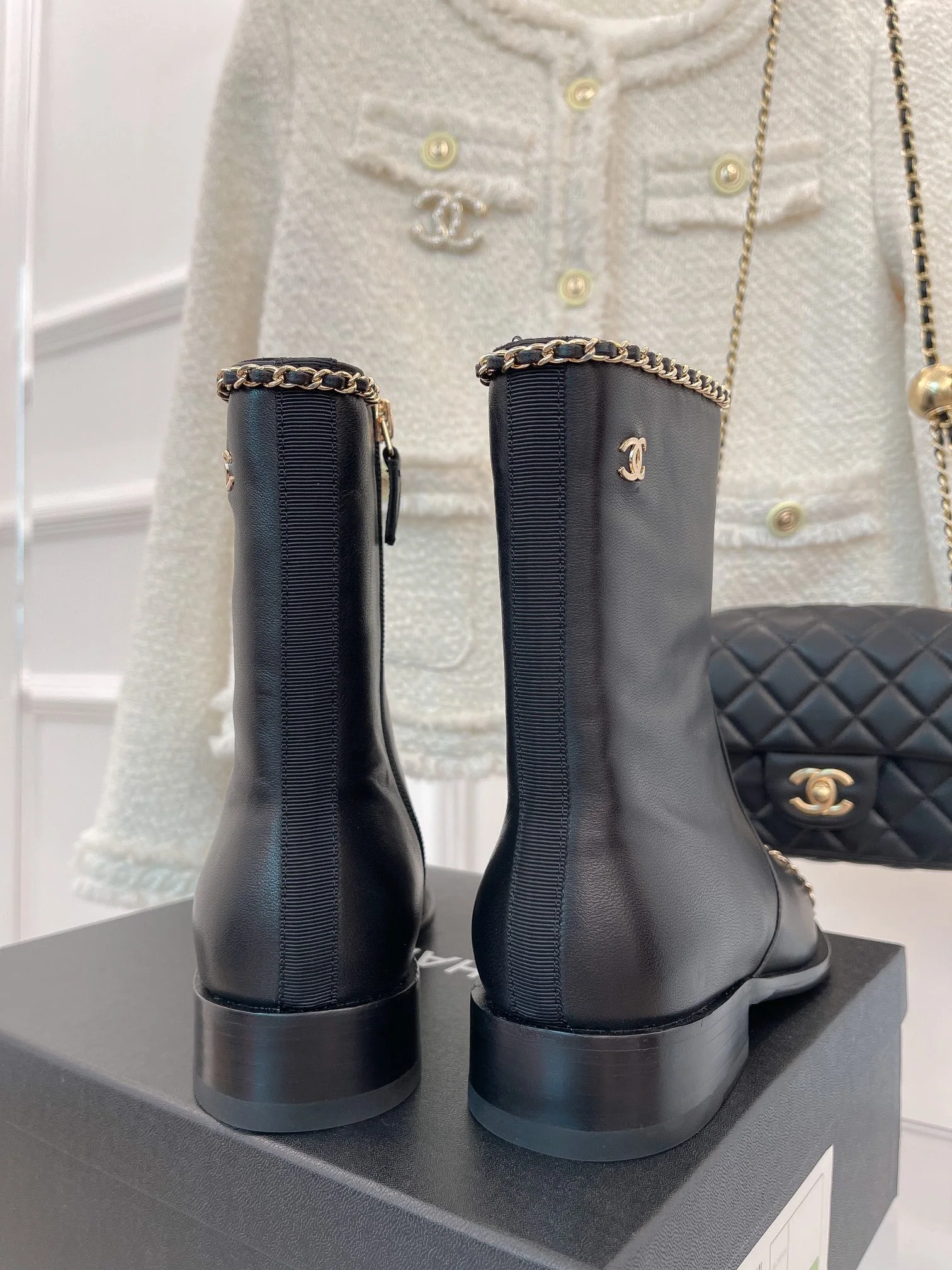 Новинка сезона осень/зима 2023 от Chanel - Ботильоны на массивном каблуке с цепочкой - Черные