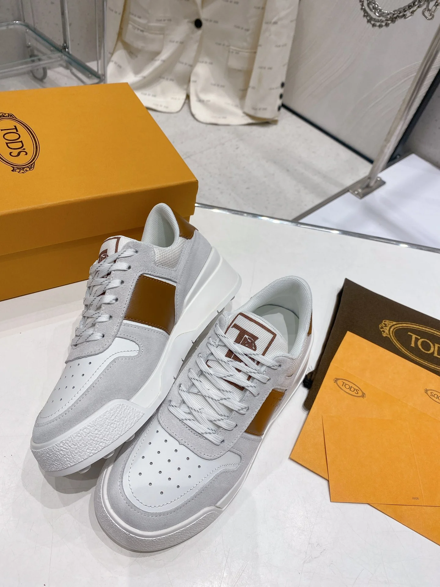 Весенняя коллекция Tods 2023 — Повседневная обувь — Парная модель — Коричневая отделка