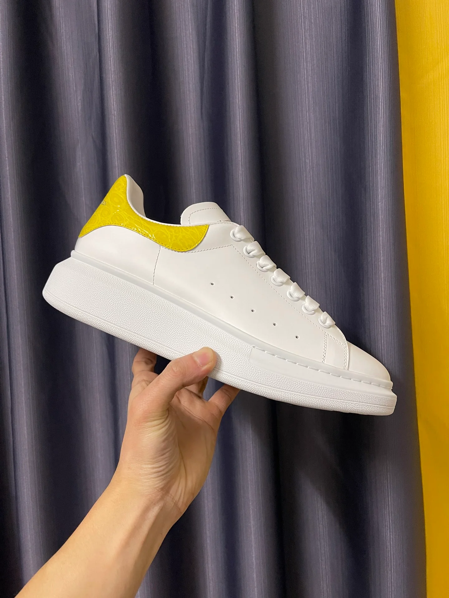 Классические белые кроссовки McQueen - унисекс - каблук из желтой крокодиловой кожи - Премиум-издание