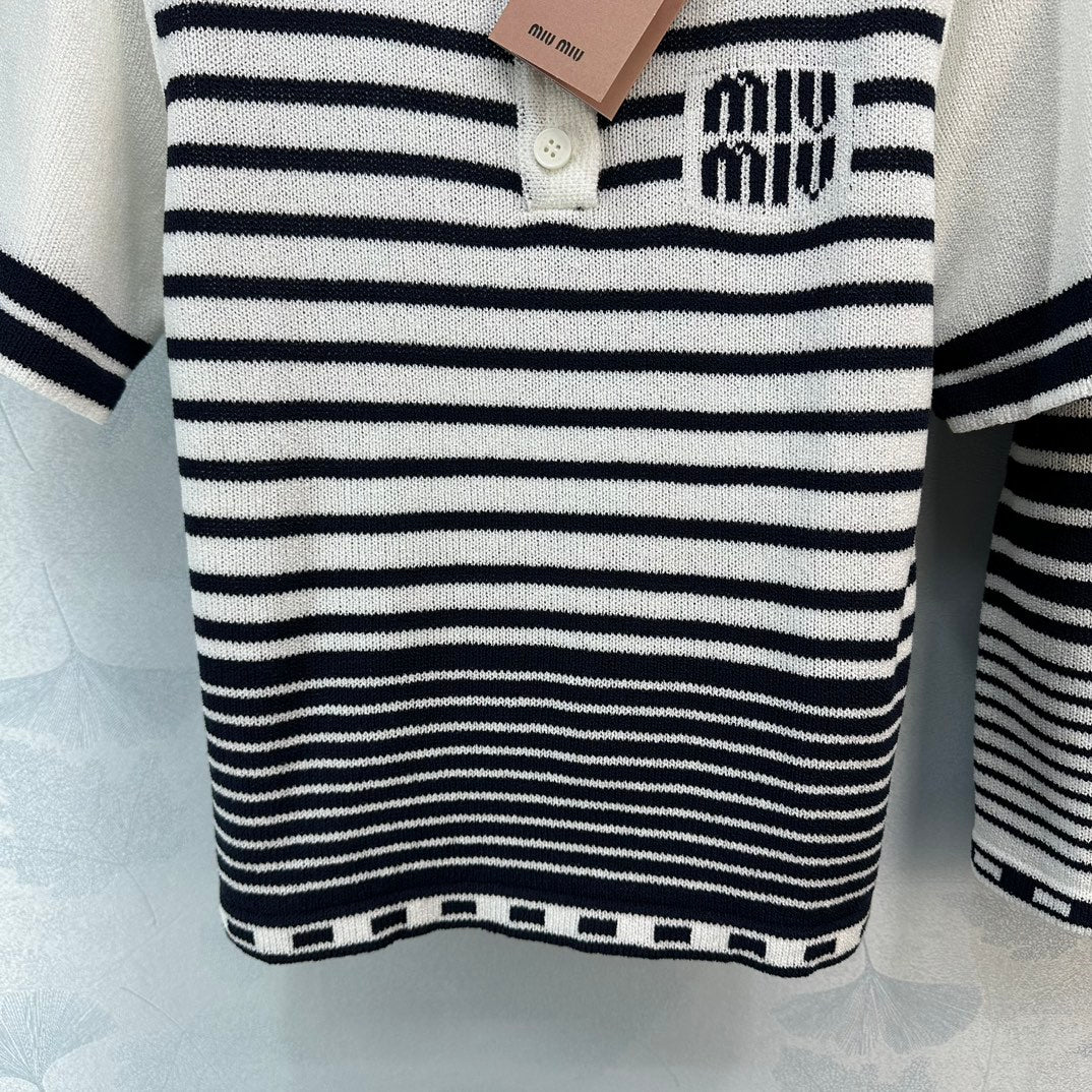 Miu Miu-2404-24 Вязаный топ в полоску с воротником и короткими рукавами для ранней весны